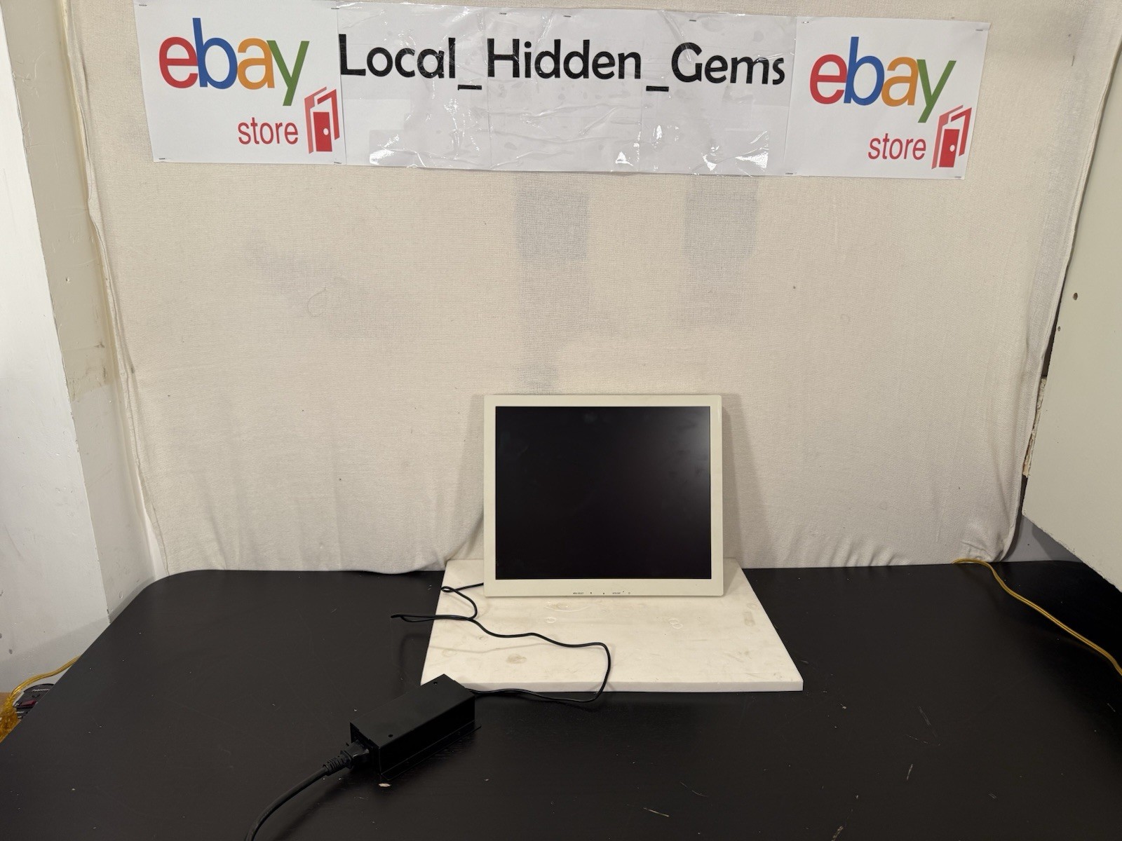 CLINTON ELECTRONICS CE-VT768-24-W LCD MONITOR 17”