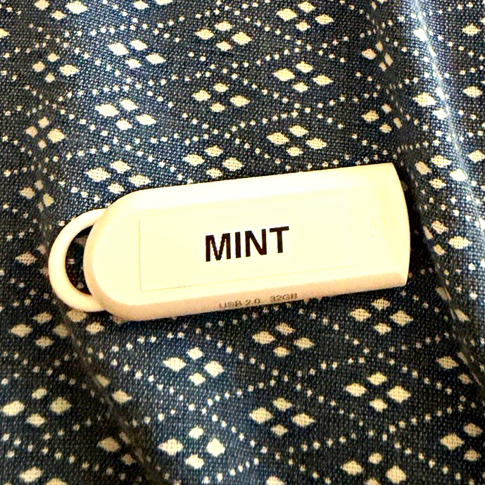 Linux Mint Bootable USB Starter Kit for Beginners