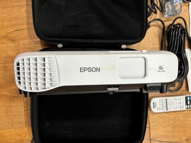 NEW Epson VS250 HDMI 3LCD HD Projector 3200 Lumens. 0 Hours on the lamp. REMOTE