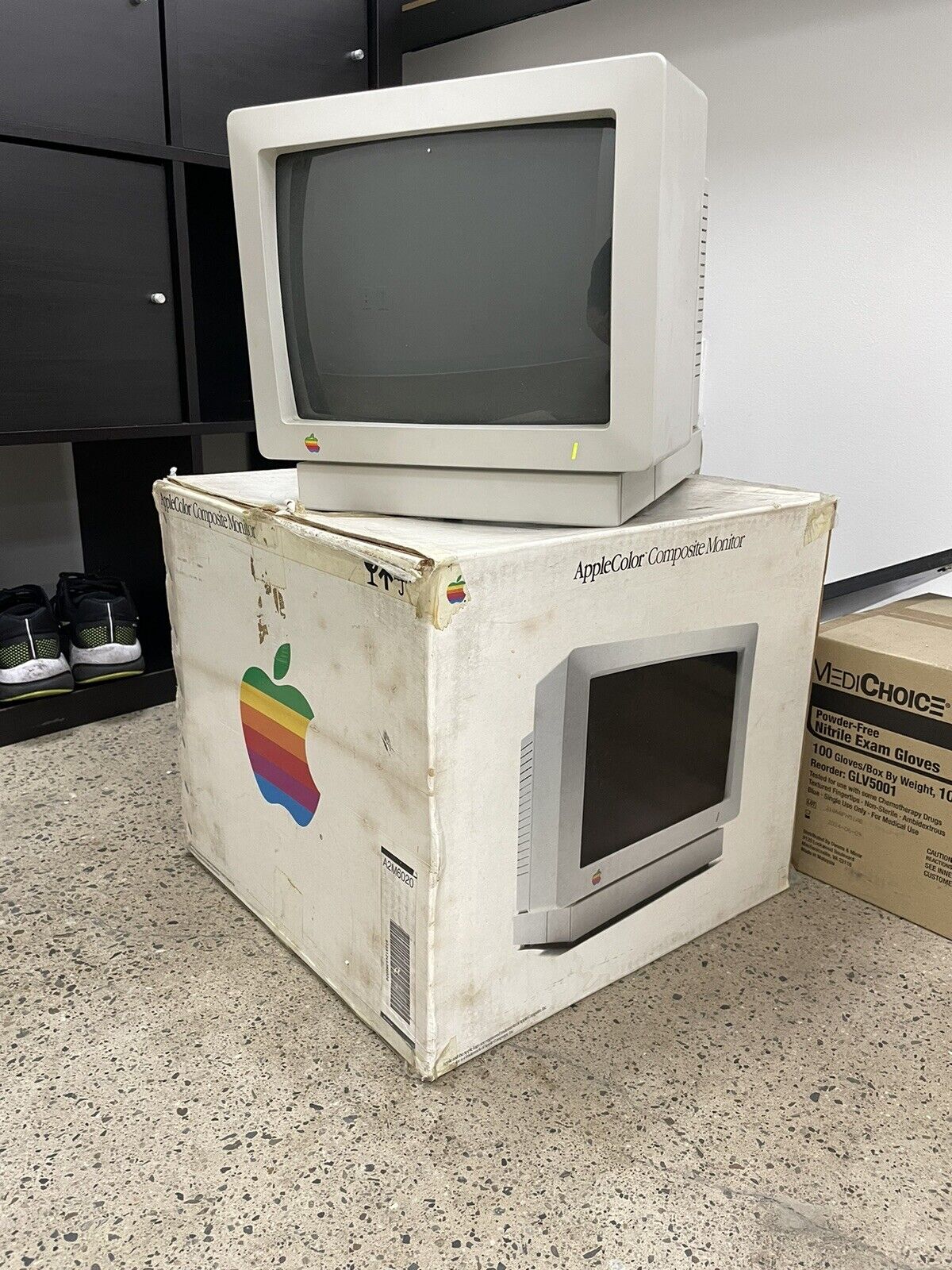 Vintage Apple IIc Color Monitor A2M4043 w/Box Parts Repair Powers on /no image