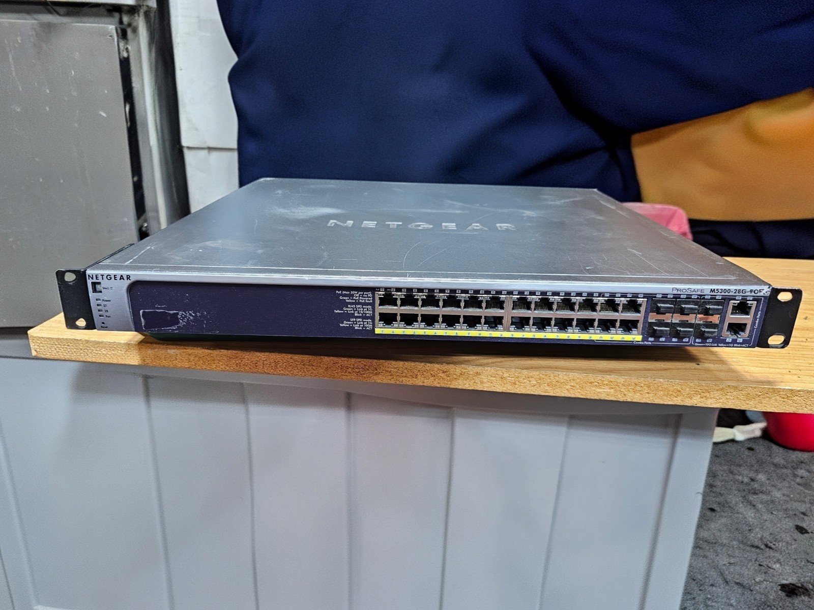 Netgear ProSafe GSM7228PSv1h2 M5300-28g-PoE+ 12-Port Managed Gigabit Switch