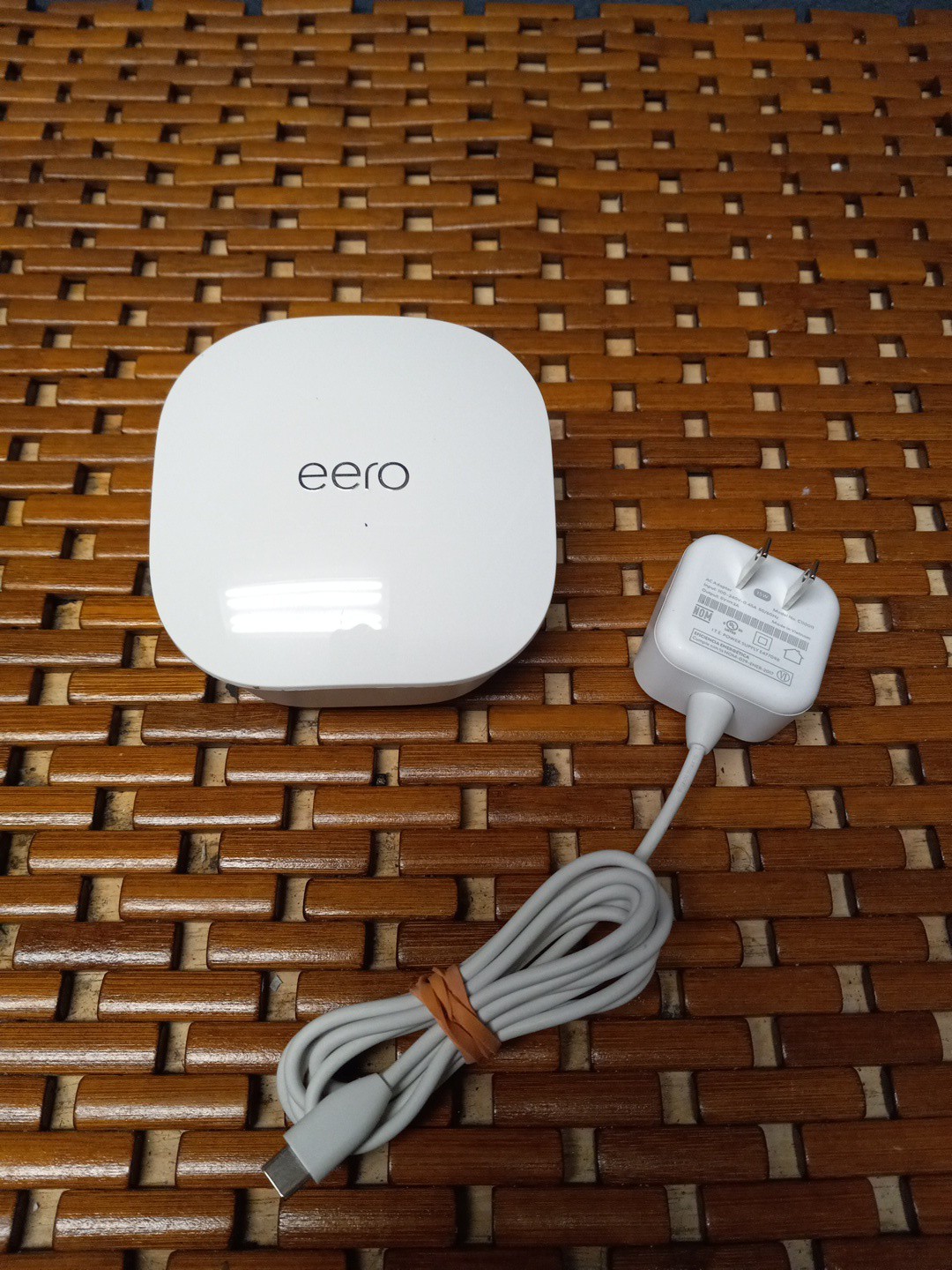 EERO Mesh Wi-Fi Extender Beacon Model J010001 With Power Cord