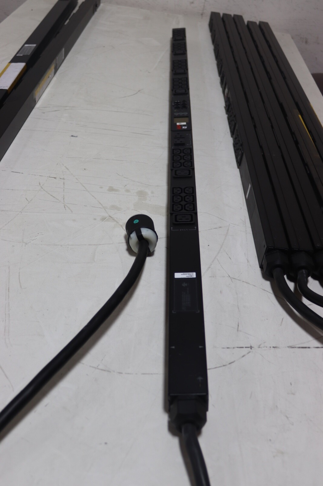 APC Rack PDU AP8861 Metered Rack PDU POWER STRIP