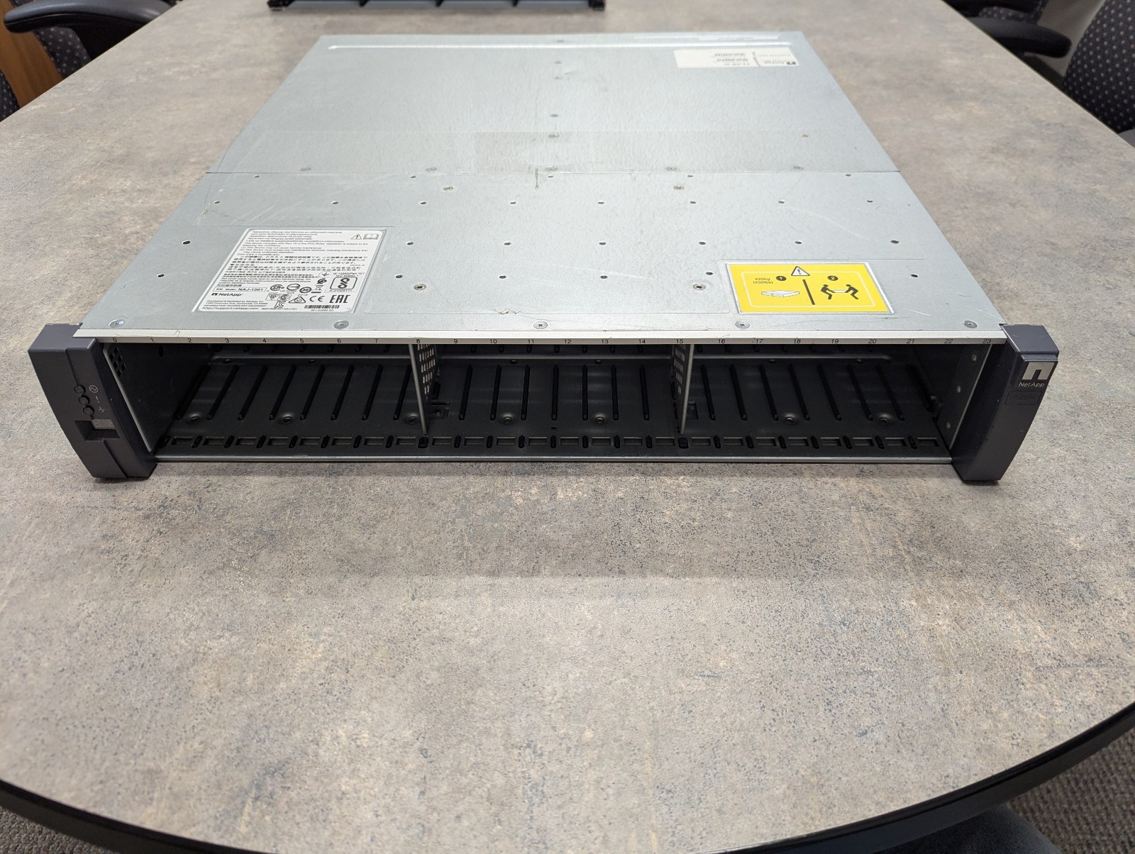 NetApp DS224C 24-bay 2.5" SAS disk array NAJ-1501 No Controllers