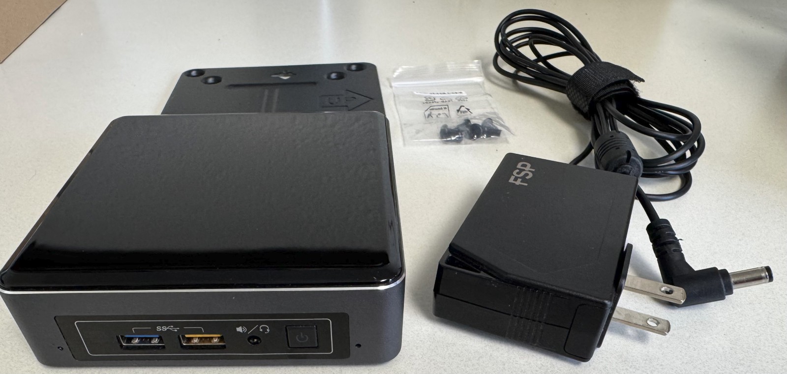 Intel NUC NUC7i3BNK Mini PC - Core i3-7100U, 8GB RAM, 250GB SSD, Win10 Pro