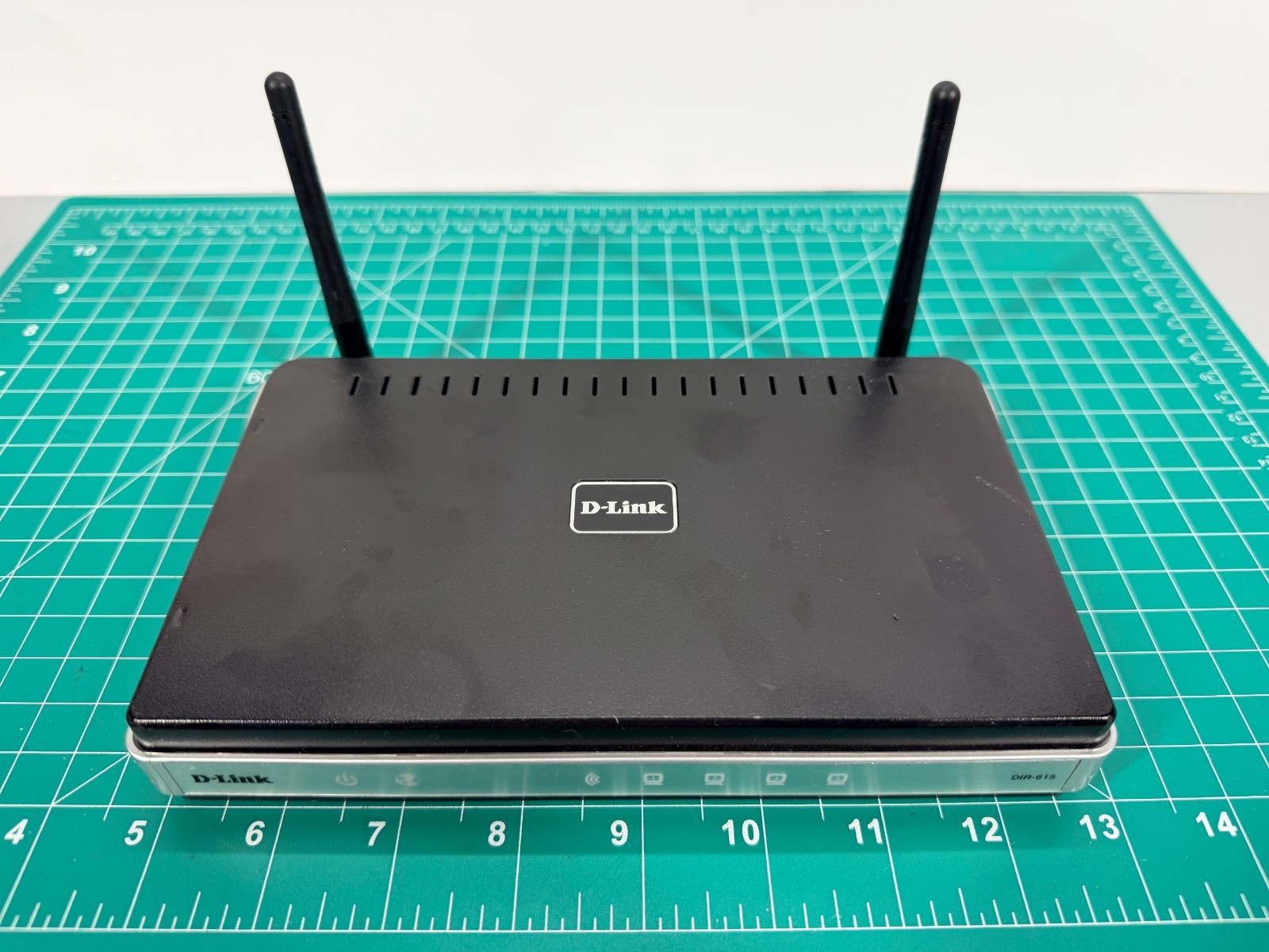 D-Link DIR-615 Wireless-N 300 WiFi Router N300 4-Port Unit Only No Cords