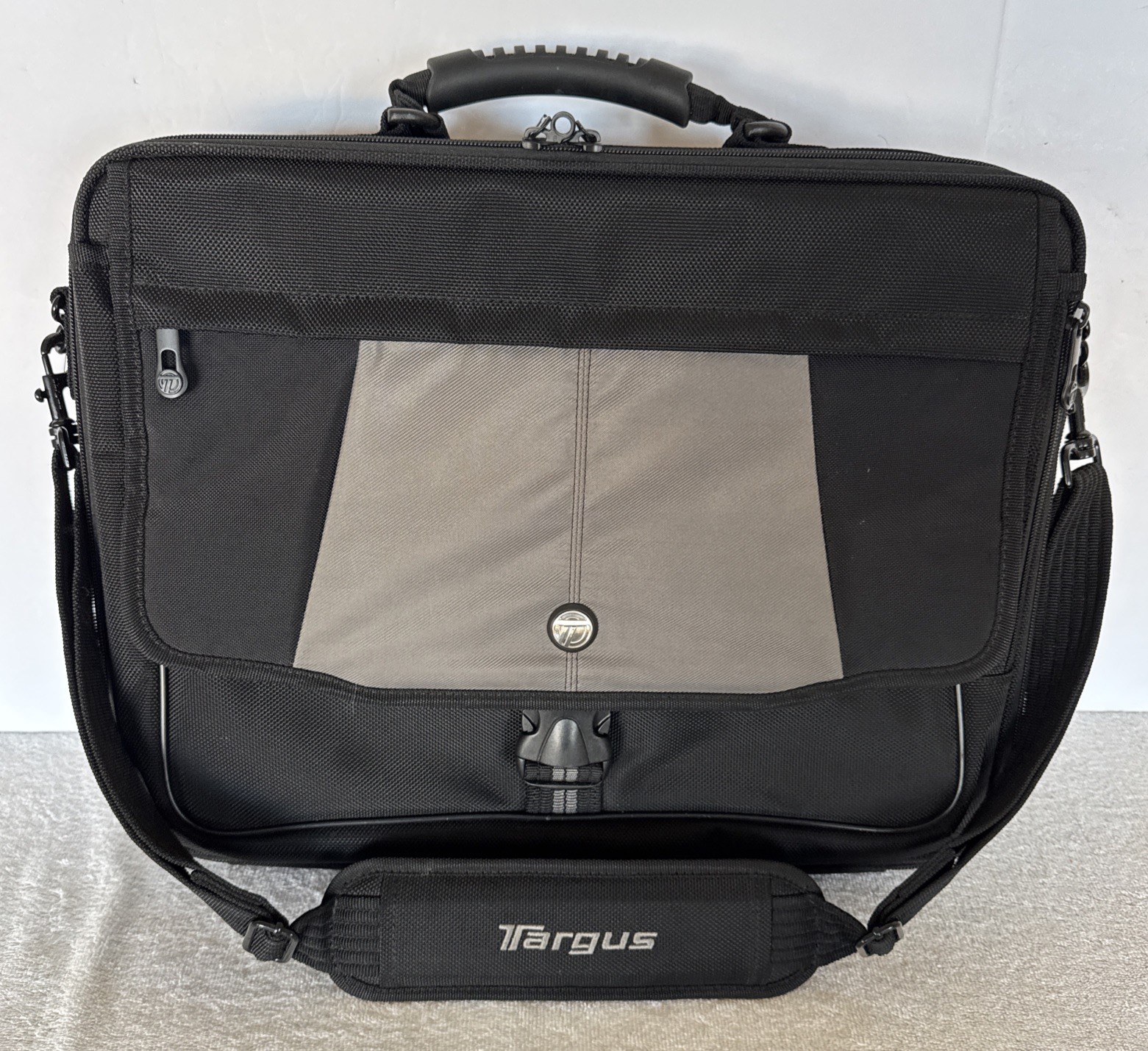 Targus Black Platinum 17” Long Laptop Case Briefcase Shoulder Strap Pockets EUC