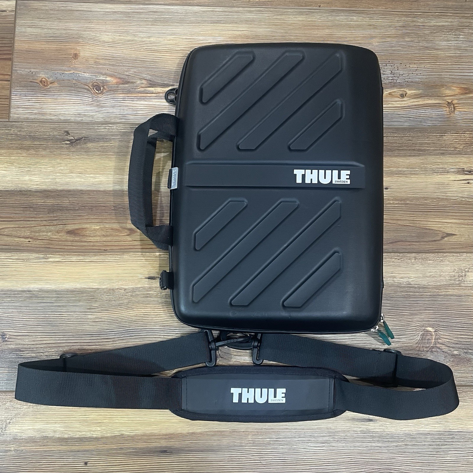 Thule Gauntlet Hard Shell Laptop Case Bag Shoulder Messenger Briefcase W Strap