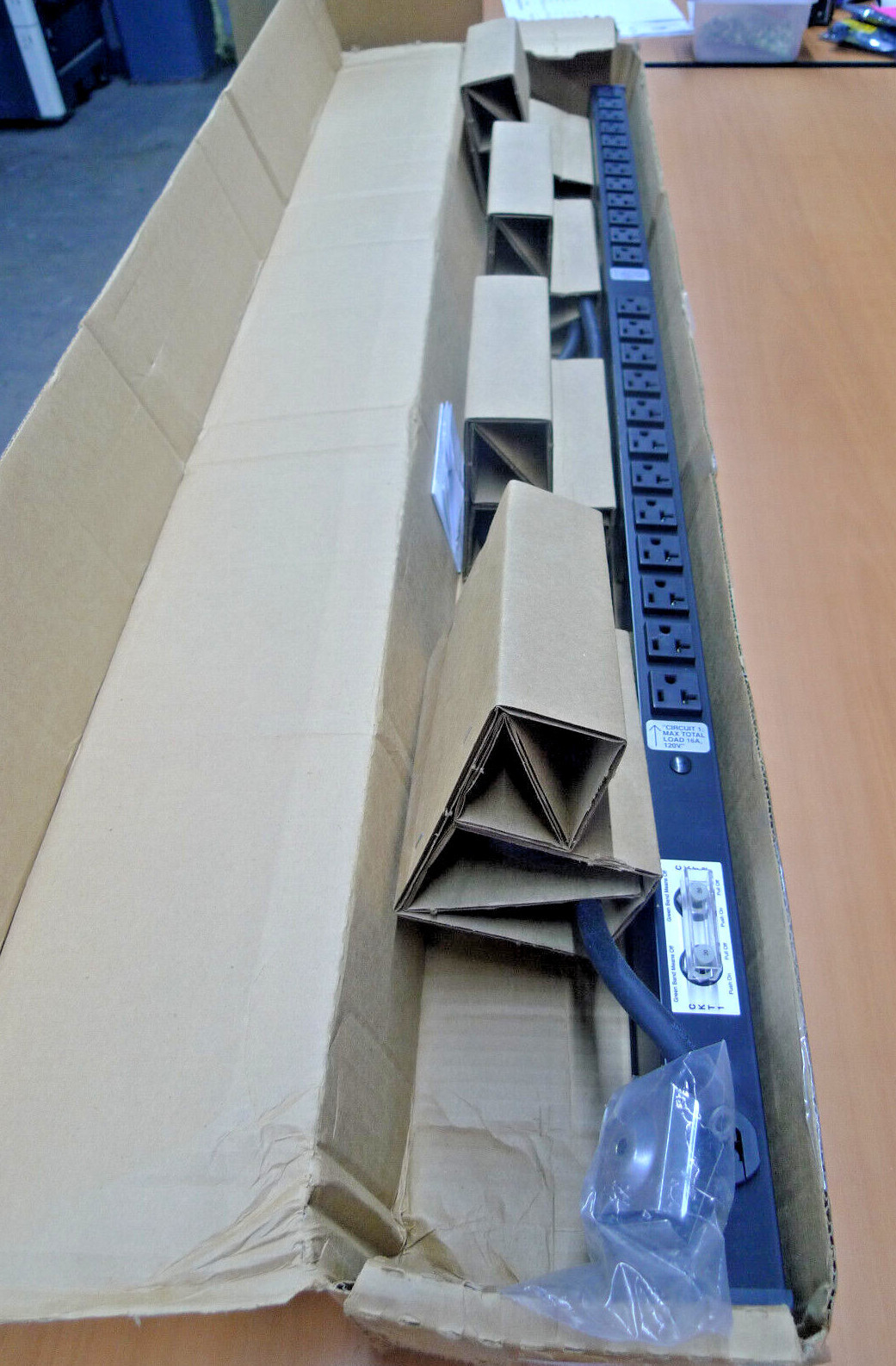 Genuine Wiremold 24 Outlet Aluminium Power Distribution Unit 4B44B2-2