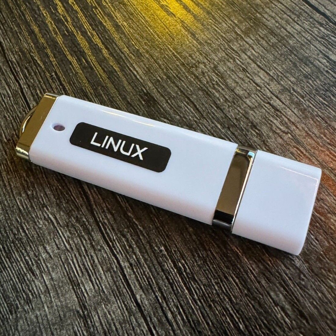 Choose a Linux OS-8GB Bootable USB Flash Drive-Mint Kali Debian Zorin and More