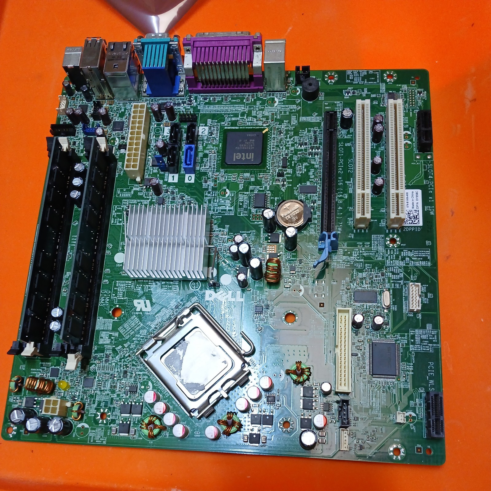  Desktop Motherboard 0Y958C   with 4gb memory and cpu.   t1