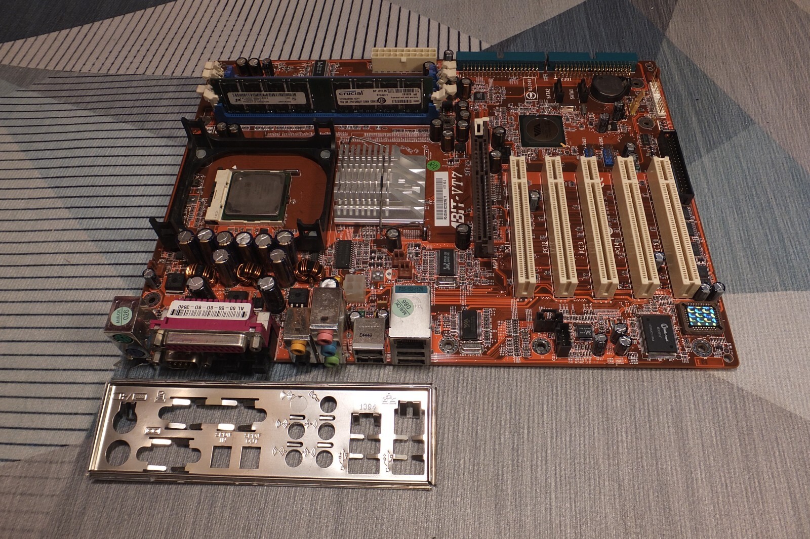 ABIT VT7, V2.0, Socket 478, Intel Motherboard +CPU 2.60GHz +RAM 1Gb +I/O