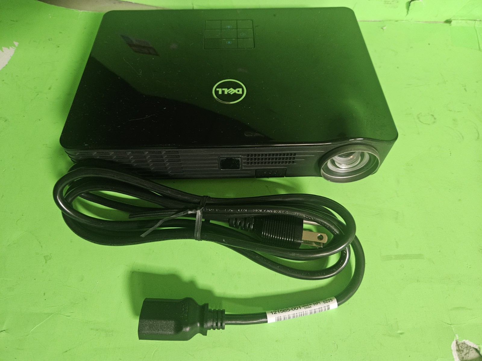 Dell M900HD WXGA Black Portable DLP Mobile Projector 15 hours used