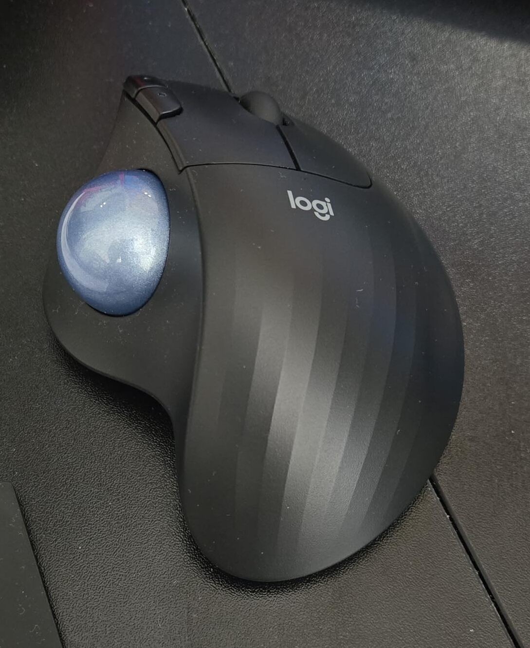 Ergo M575S Wireless Bluetooth Trackball Mouse - Graphite Blue Ball