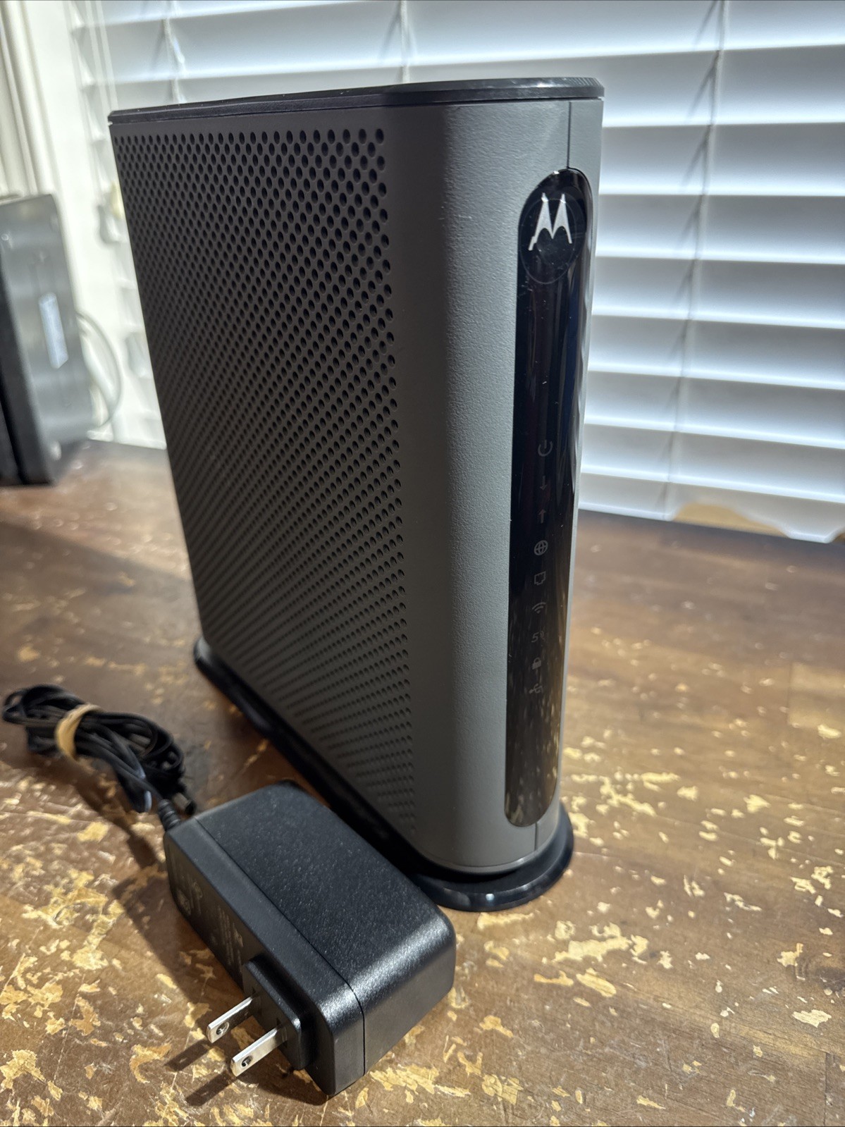 Motorola Ultra-Fast DOCSIS 3.1 Cable Modem with AC3200 Dual Band Router MG8702