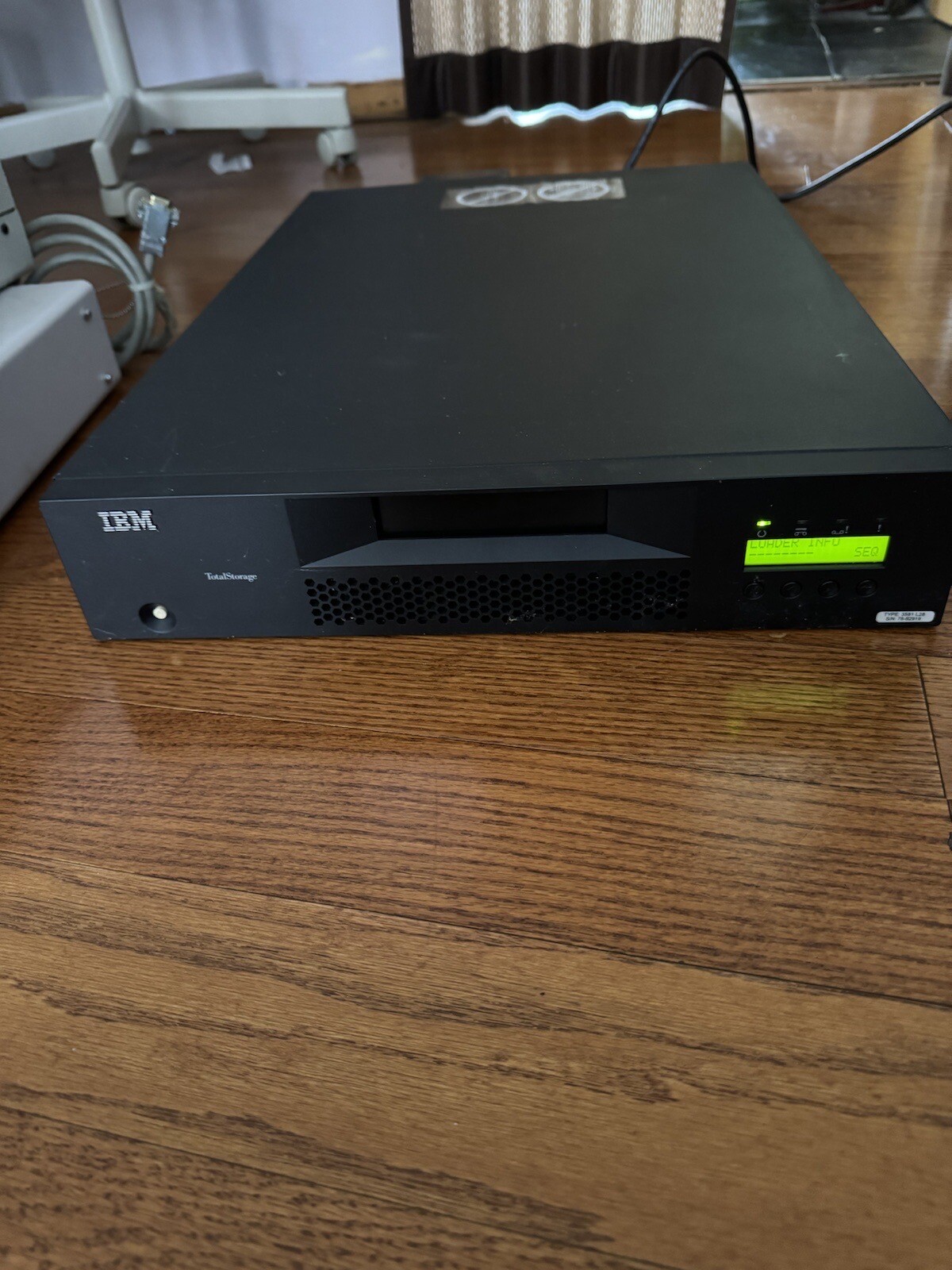 IBM 3581 Model L28 - Tape autoloader 1.6 TB / 3.2 slots: 8 LTO Ultrium ( 200 GB