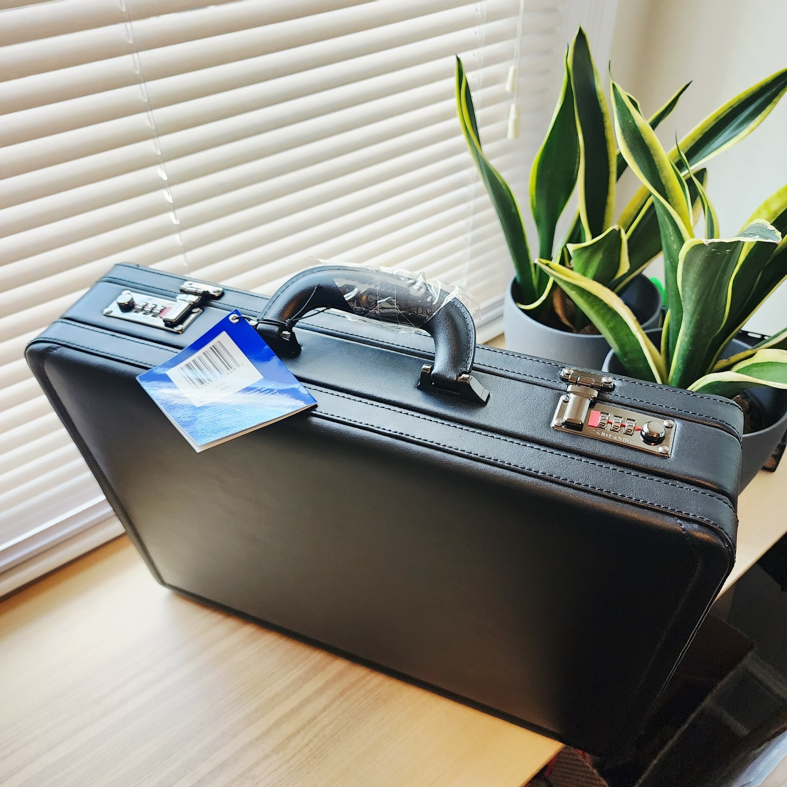 Samsonite Expandable Leather Attaché Model 910315 Black Locking Briefcase