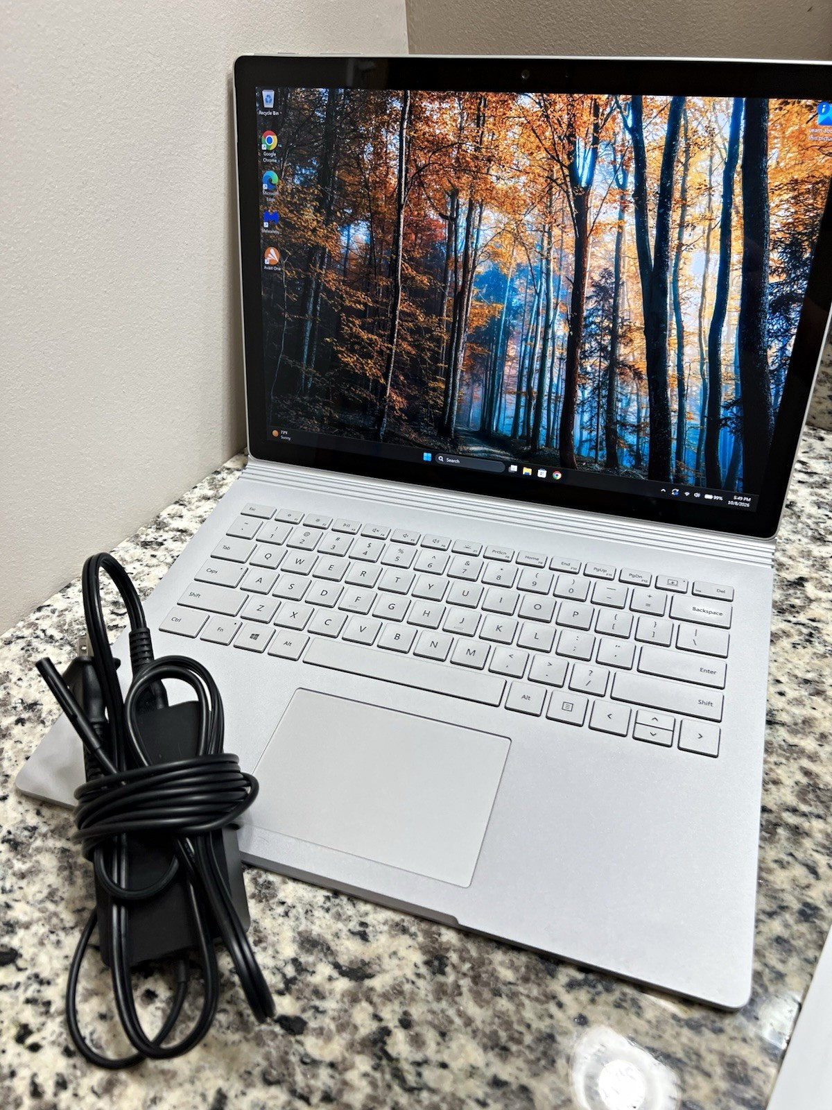 Microsoft Surface Book 2 - 13.5”/8th Gen i5/8GB RAM/256GB SSD/Win 11 w/Charger