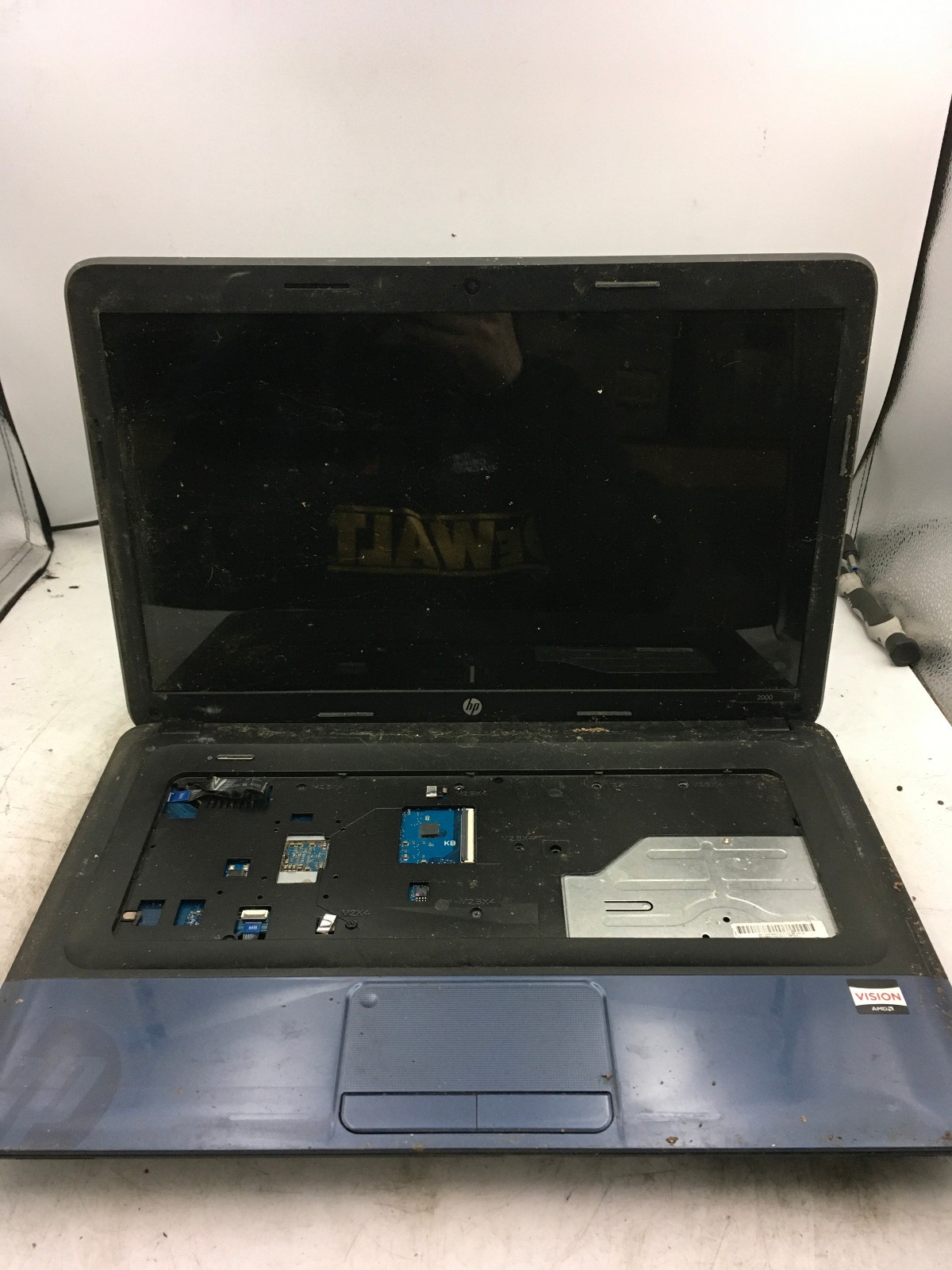 HP 2000-2B19WM - FOR PARTS/REPAIR - AMD E300 - NO RAM - 15" -READ DESCRIPTION-BB