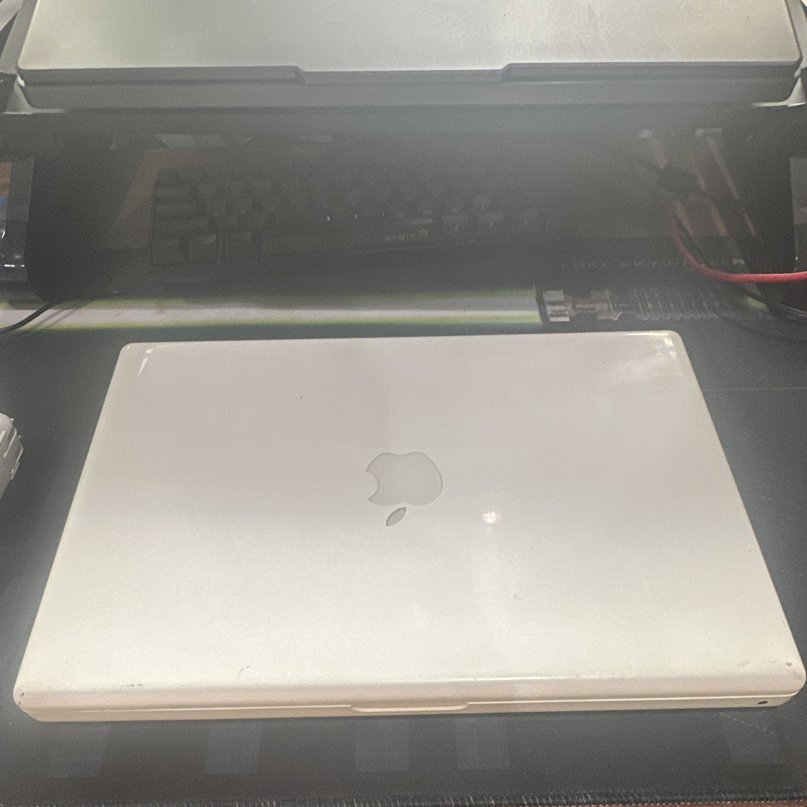 MacBook A1181 2GHZ intel Core 2 Duo, 320GB HDD 2GB RAM