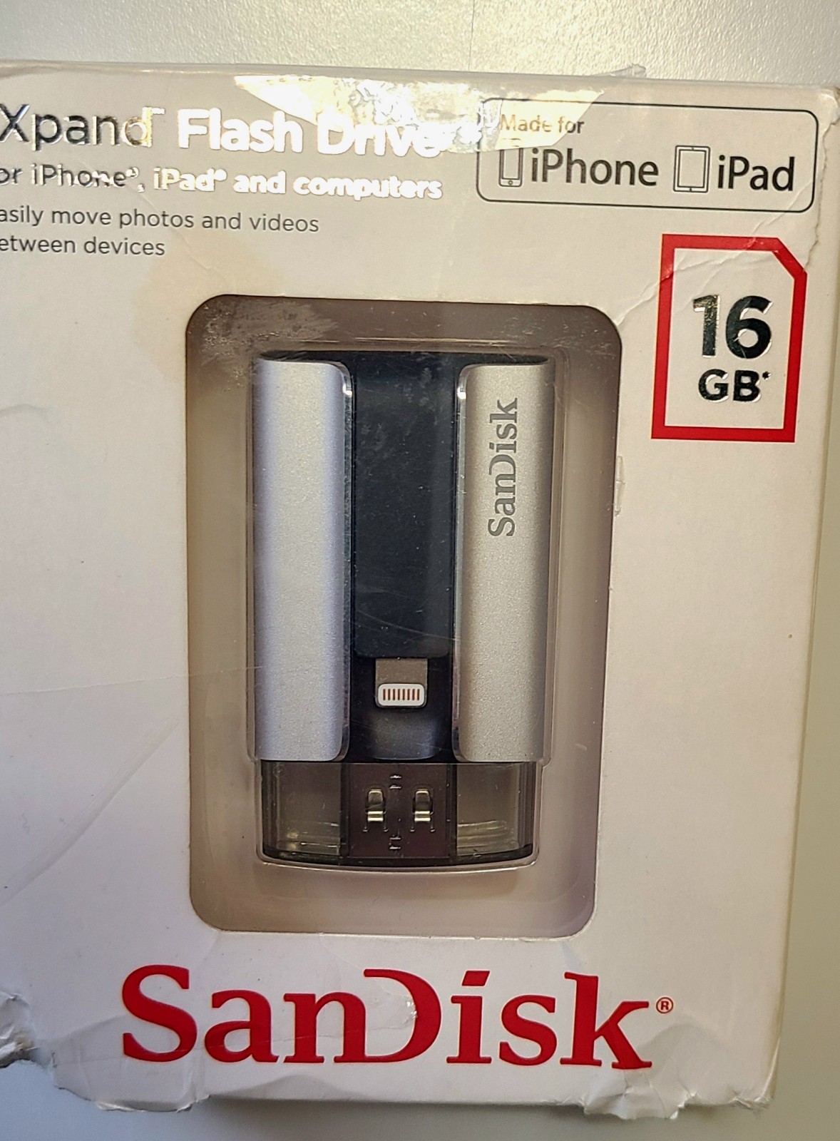 SanDisk iXpand Flash Drive for iPhone or iPad 16GB, box damaged only