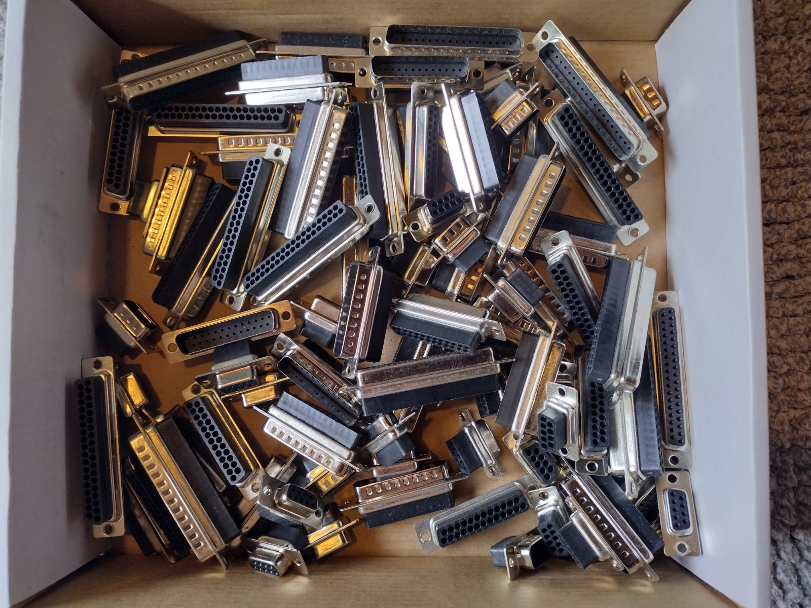 LARGE LOT OF DB9 DB25 ETC COMPUTER CONNECTORS. BULK VINTAGE