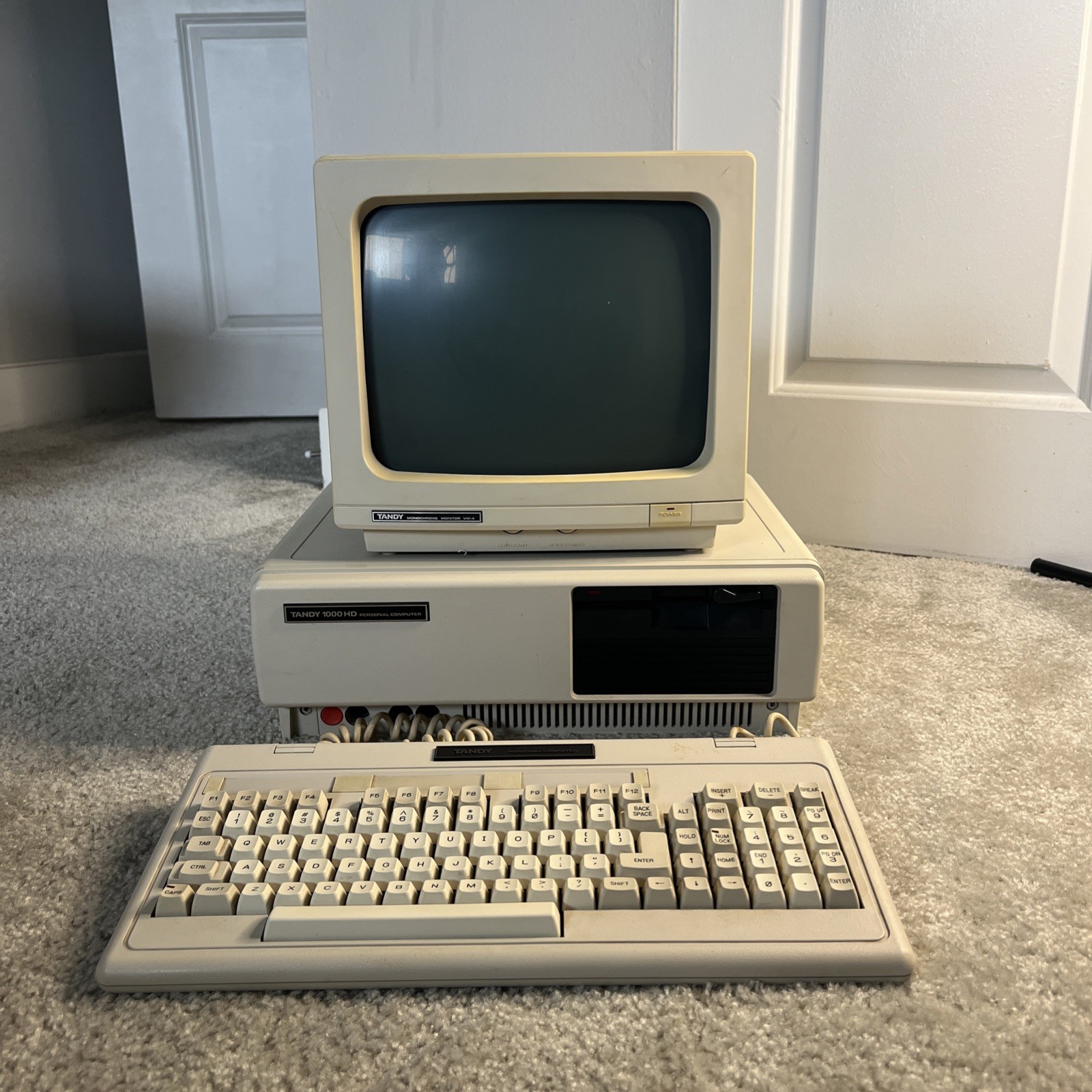 Vintage Tandy 1000 HD Computer Bundle - VM-4 Monitor & Keyboard - Boots Up Video