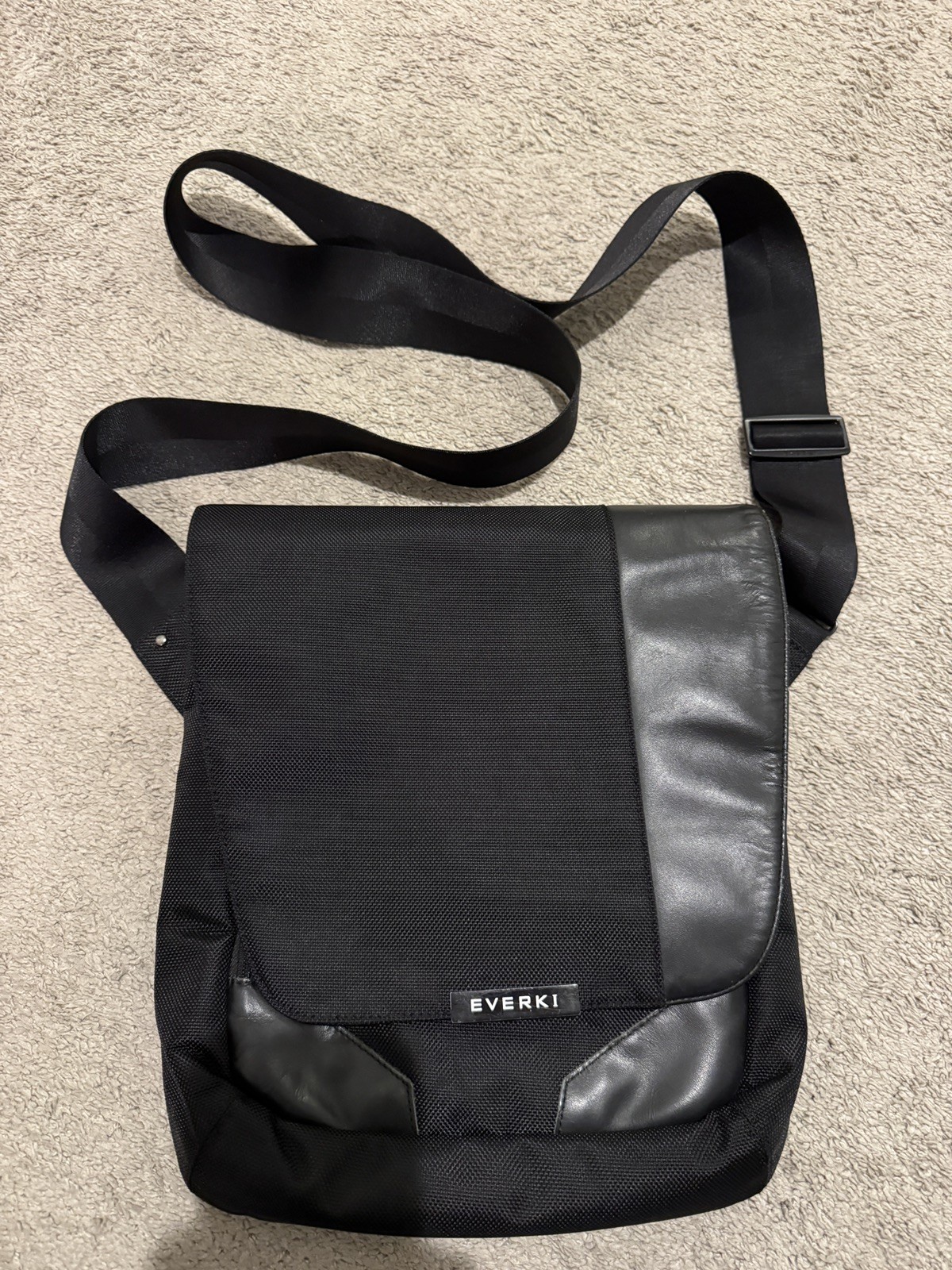 Everki EKS622XL Venue X-Large Premium RFID Mini Messenger Bag for 12-Inch iPad 