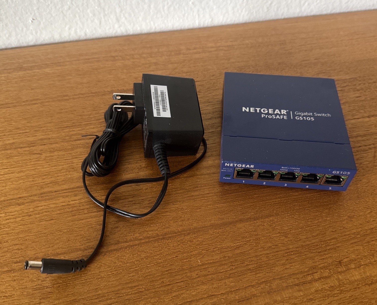 Netgear GS105 V5 Prosafe 5 Port Gigabit Switch WITH POWER ADAPTER 