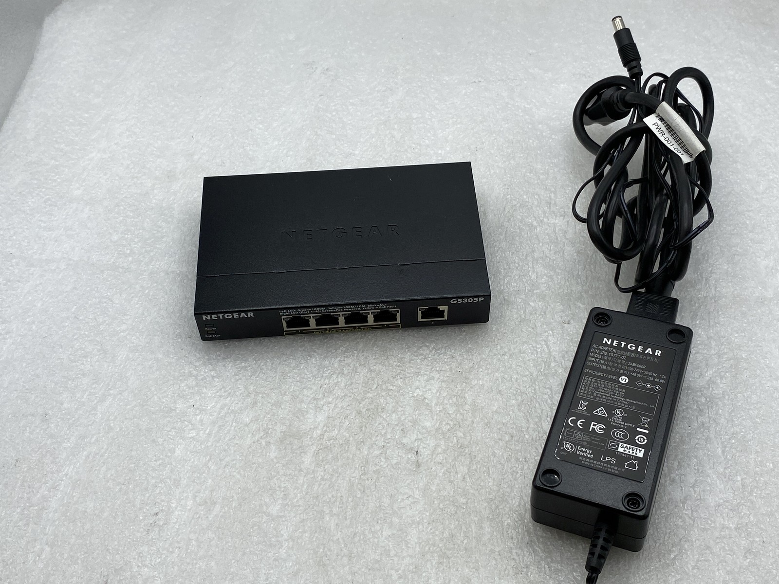 NETGEAR GS305P 5-Port Unmanaged PoE Switch w/ Power supply - 