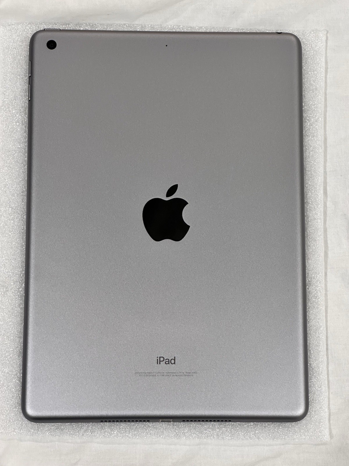 Apple iPad 5th Gen A1822 32GB, Wi-Fi , 9.7in - 2017 Model - Space Gray