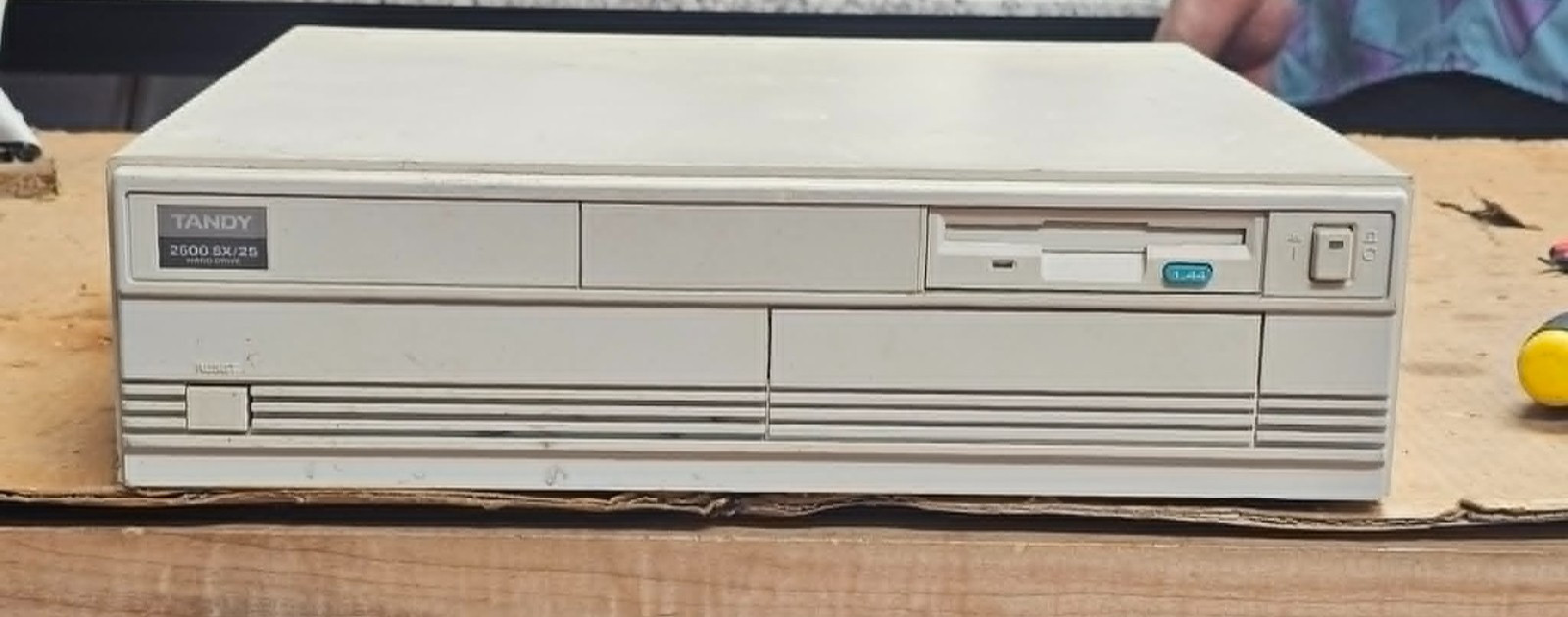 Vintage Retro Gaming Clean Tandy 2500 SX/25 HD Computer 25-4077 Powers Clean
