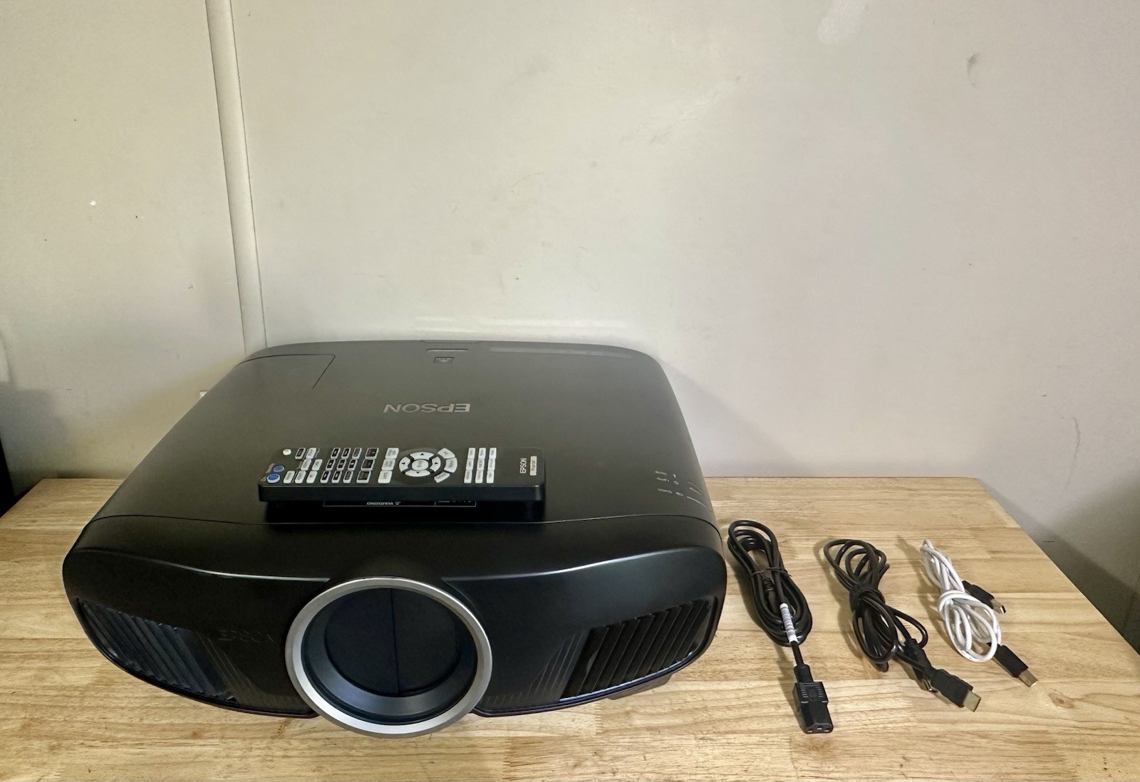 Epson Pro Cinema 4K UHD 3d Projector -Remote HDMI Bundle- 0 Hours