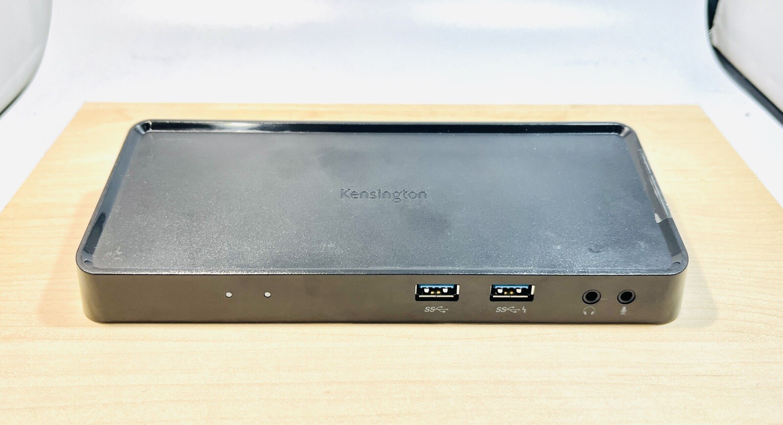 Kensington model : SD3650 Universal Docking Station adapter is not included