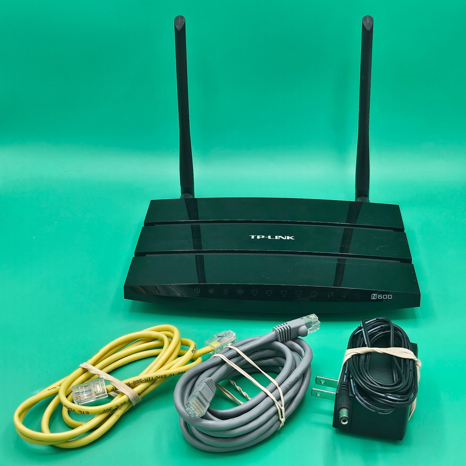 TP-Link N600 300 Mbps 4-Port 10/100 Wireless N Router (TL-WDR3500) With Cables