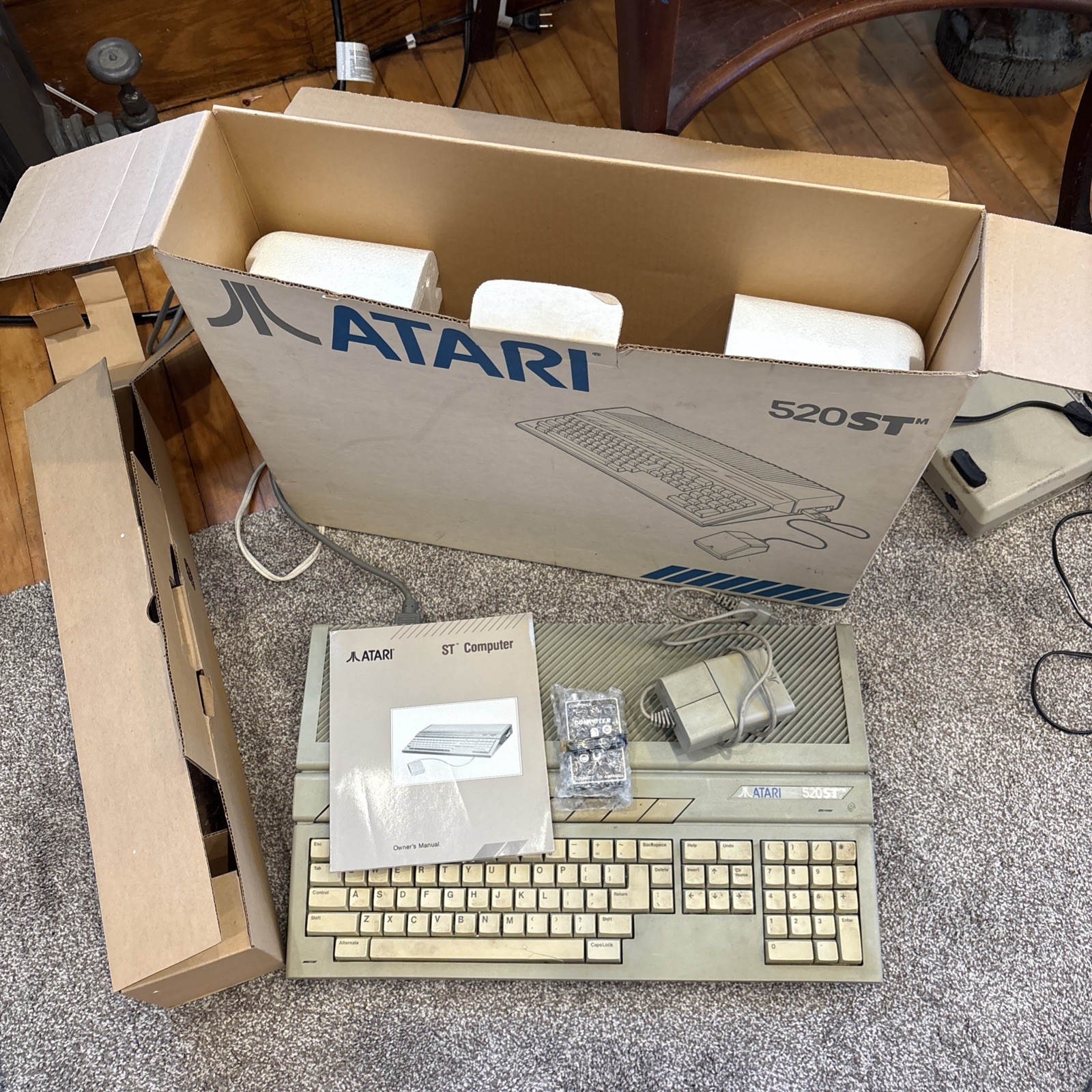 Atari 520 ST w orig box, manual, mouse, switch 