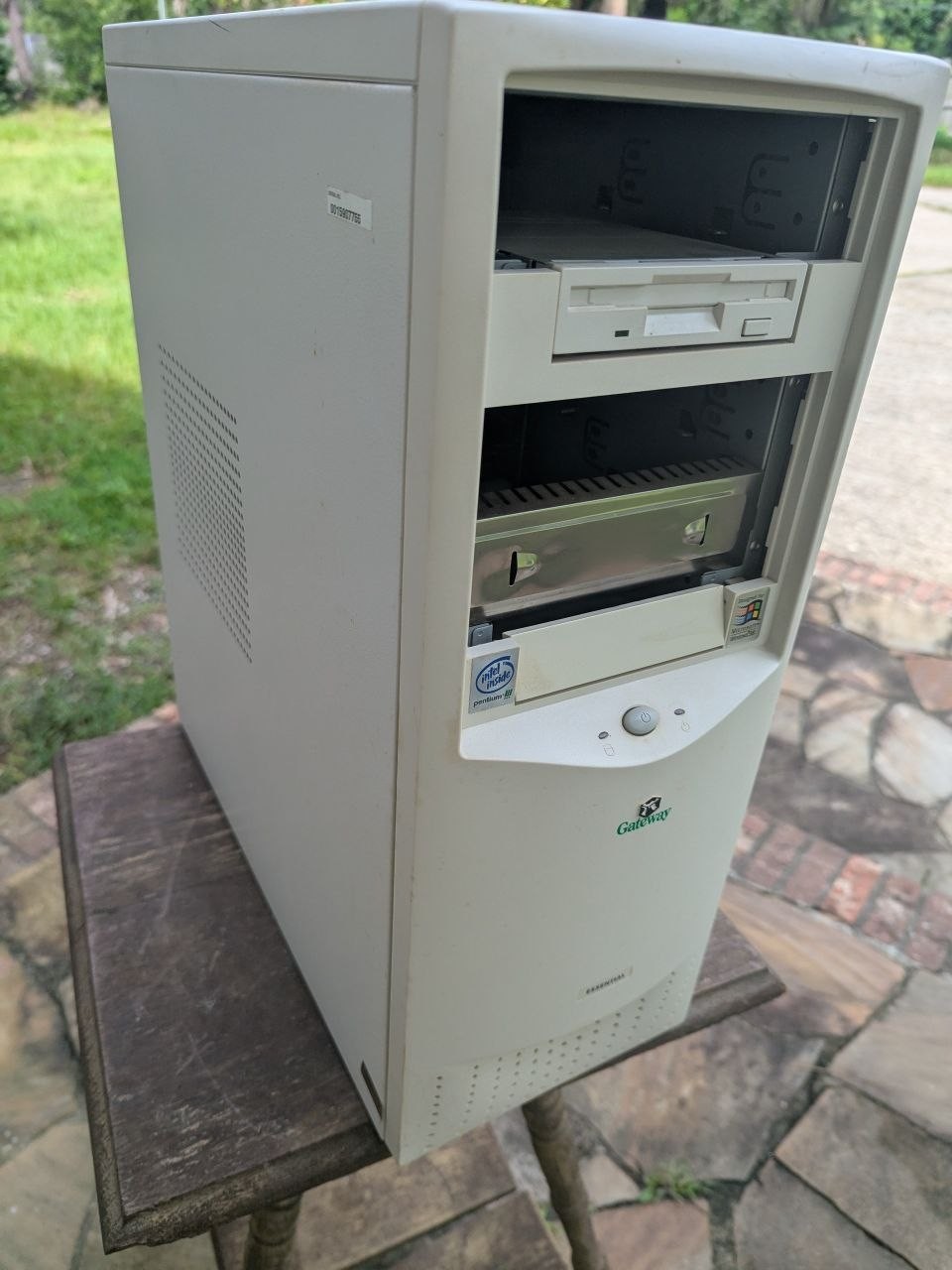 Gateway Essential LP Mini Tower GP7-667 Pentium III Windows 98 PC TC
