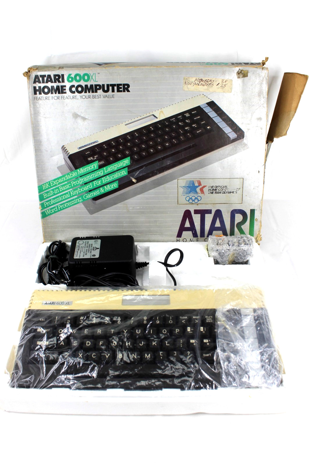 VTG Atari 600XL Home Computer System in Box ** Powers On ** Clean * Tested Works
