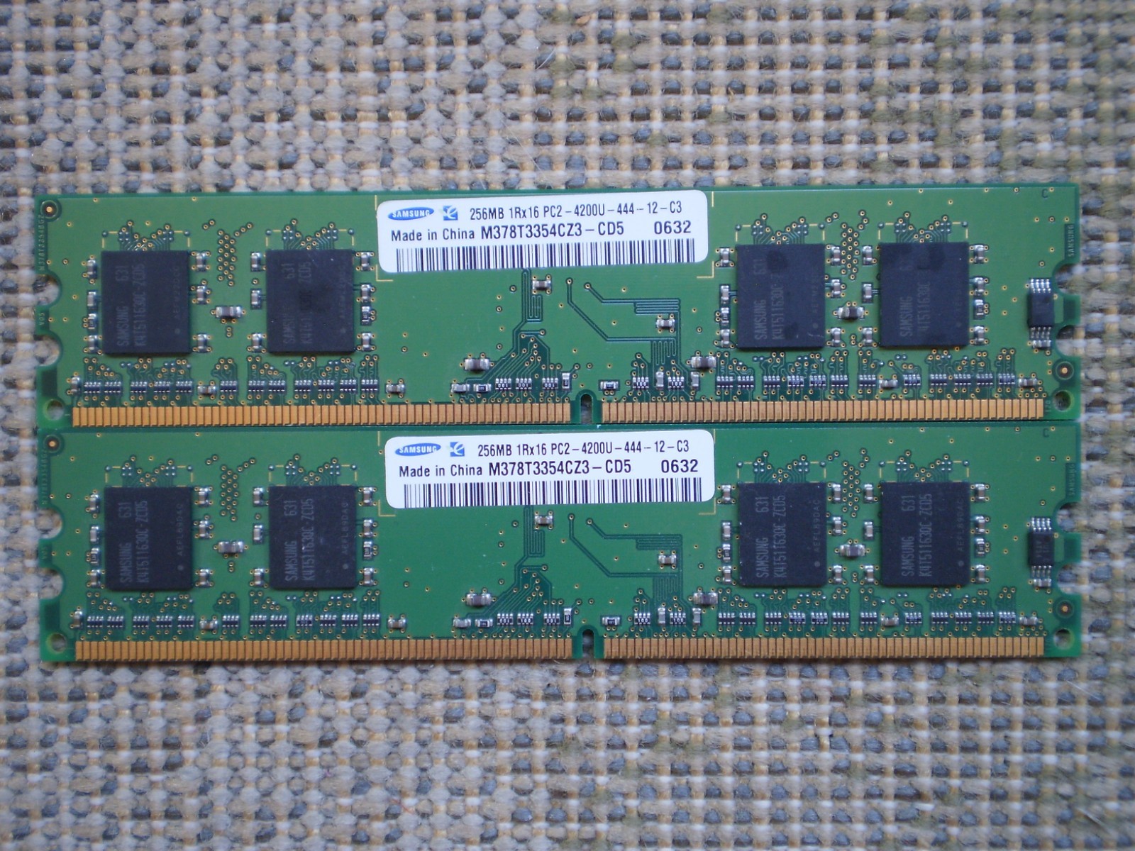 Samsung 512MB(2x256MB) PC2-4200U-444-12-C3 DDR2-533 SDRAM UDIMM M378T3354CZ3-CD5