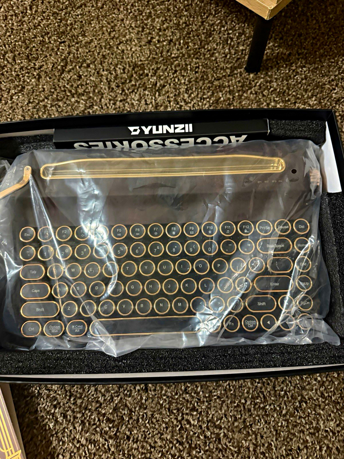 YUNZII QL75 Typewriter Keyboard Wireless Built-In Battery Black/Gold QWERTY