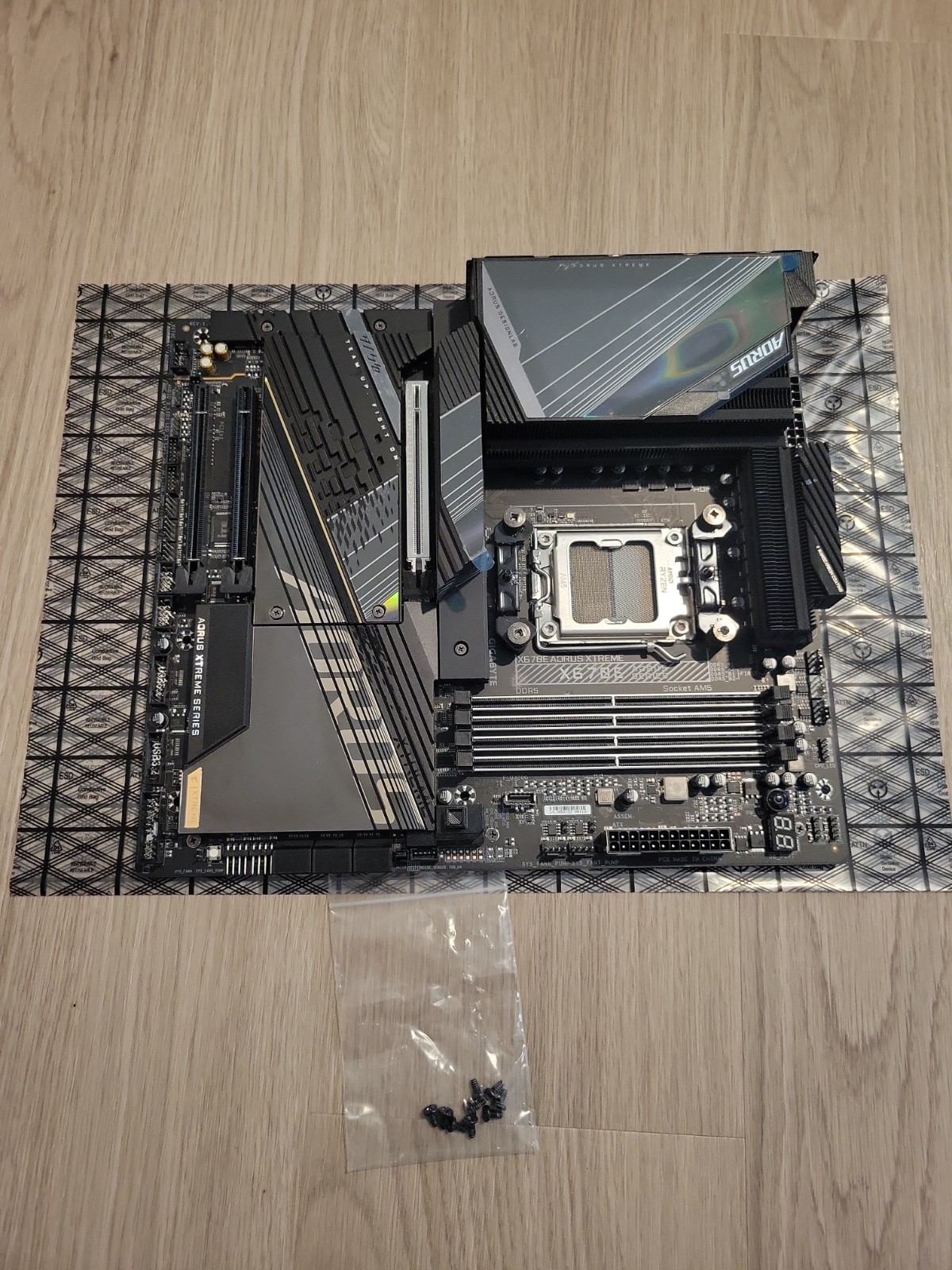 Gigabyte AORUS Xtreme X670E AM5 AMD Motherboard With CPU Cooler READ DESC
