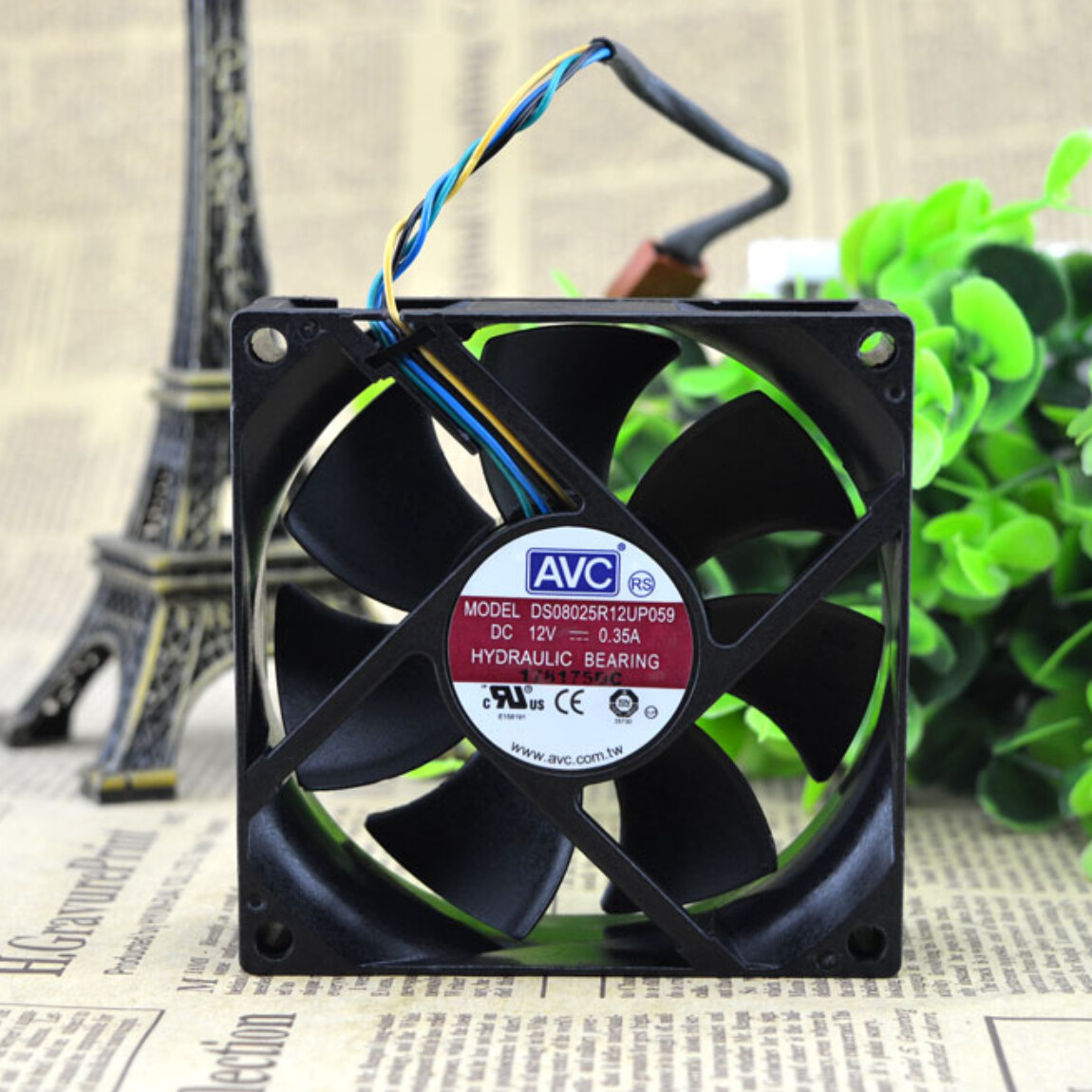 AVC 8025 8cm 12V 0.35A DS08025R12UP059 4-pin PWM Speed Regulation Cooling Fan