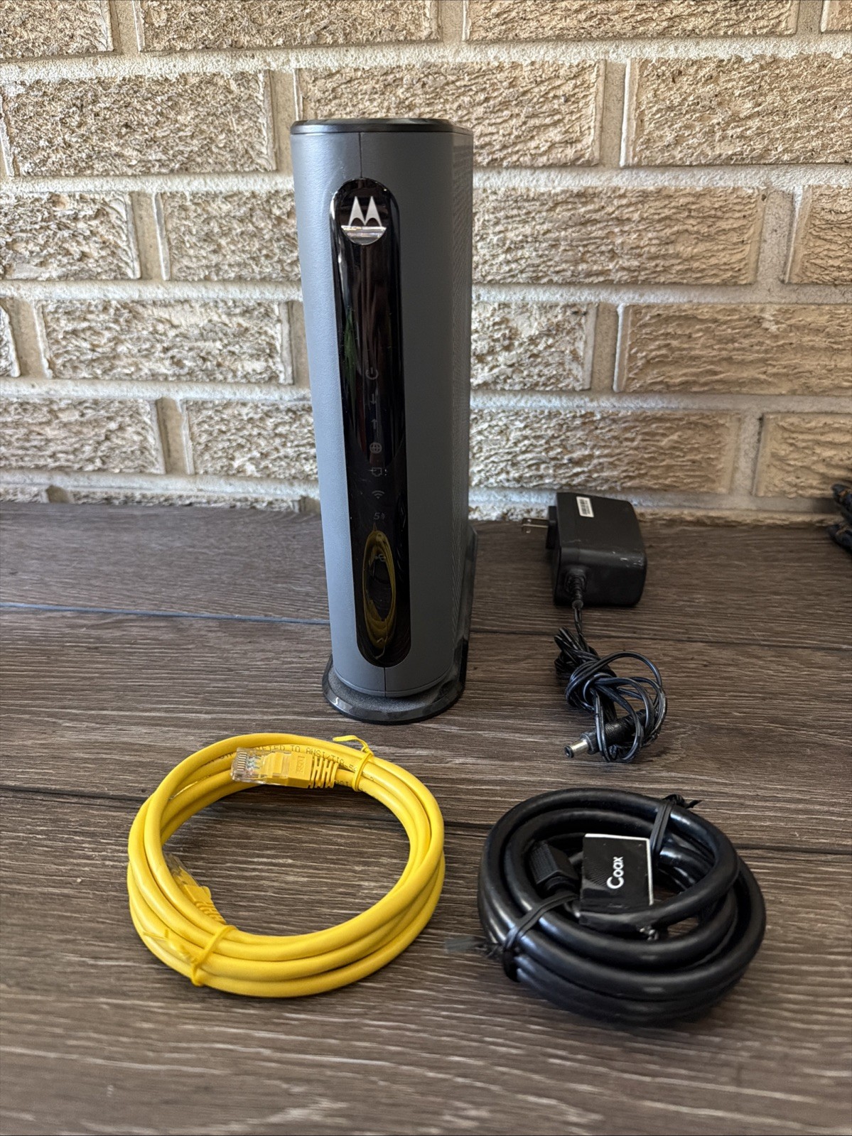 Motorola MG8702 DOCSIS 3.1 Cable Modem + AC3200 Dual Band Wi-Fi Router Works