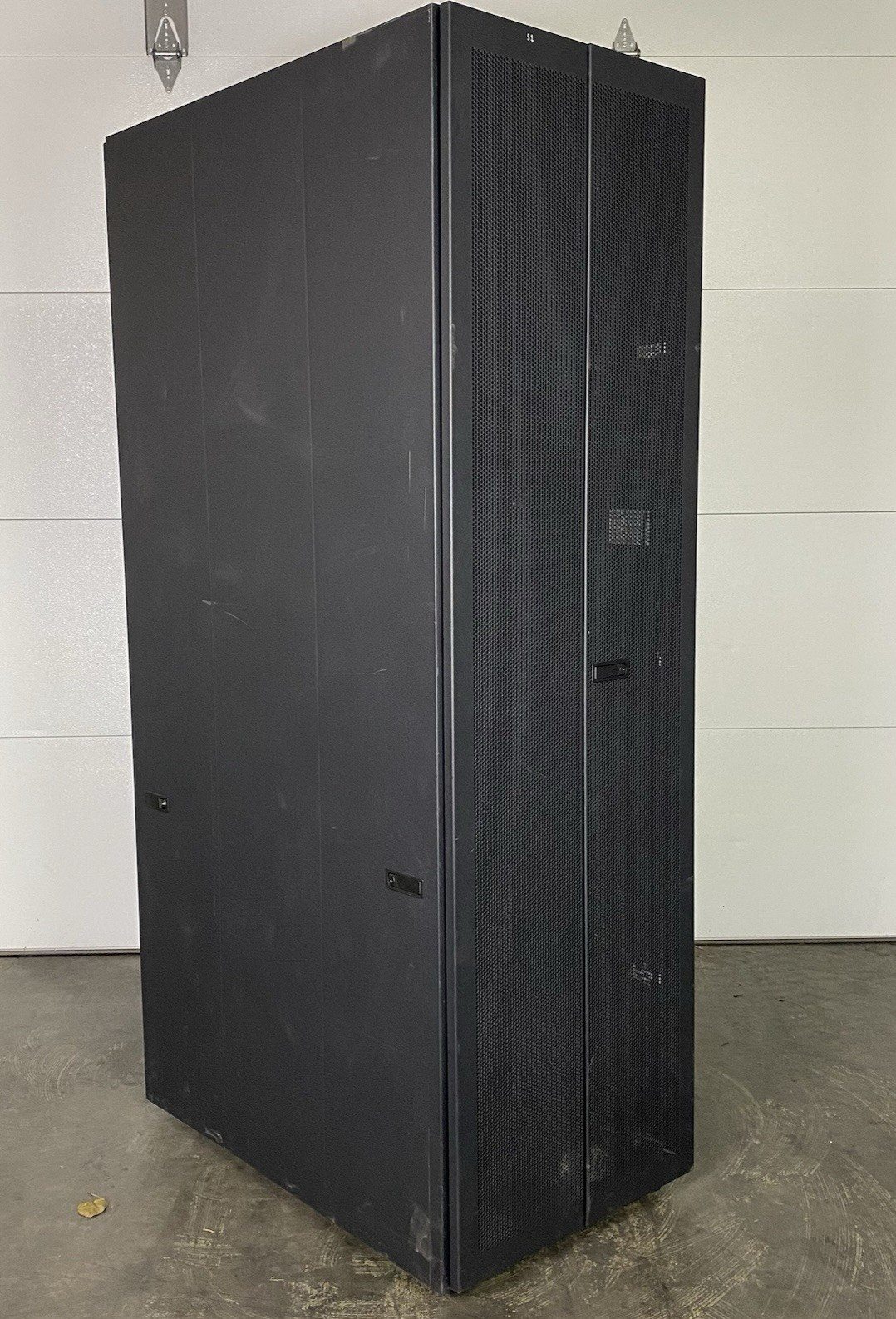 IBM 9307-4RX 1S 42U Server Rack Cabinet 39M6738 w/ Power Distribution Units