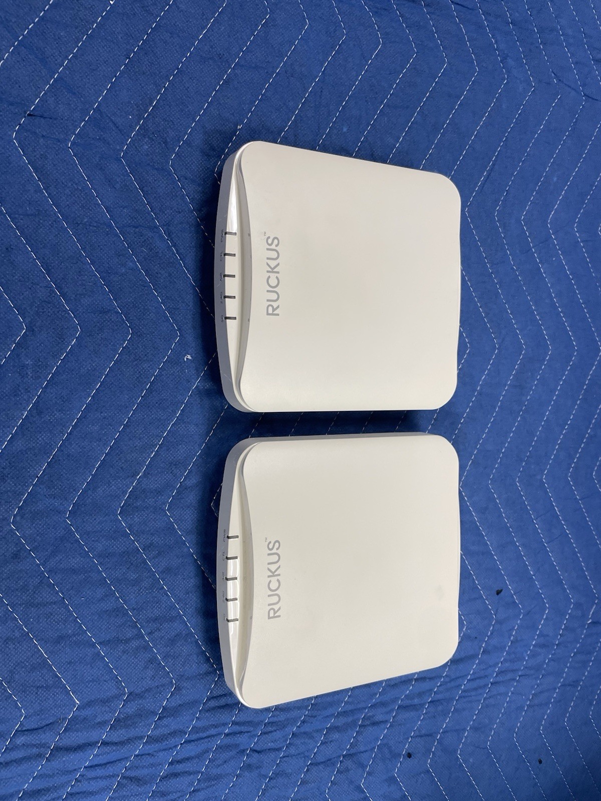 2 Ruckus Access Points (R350 Unleashed)