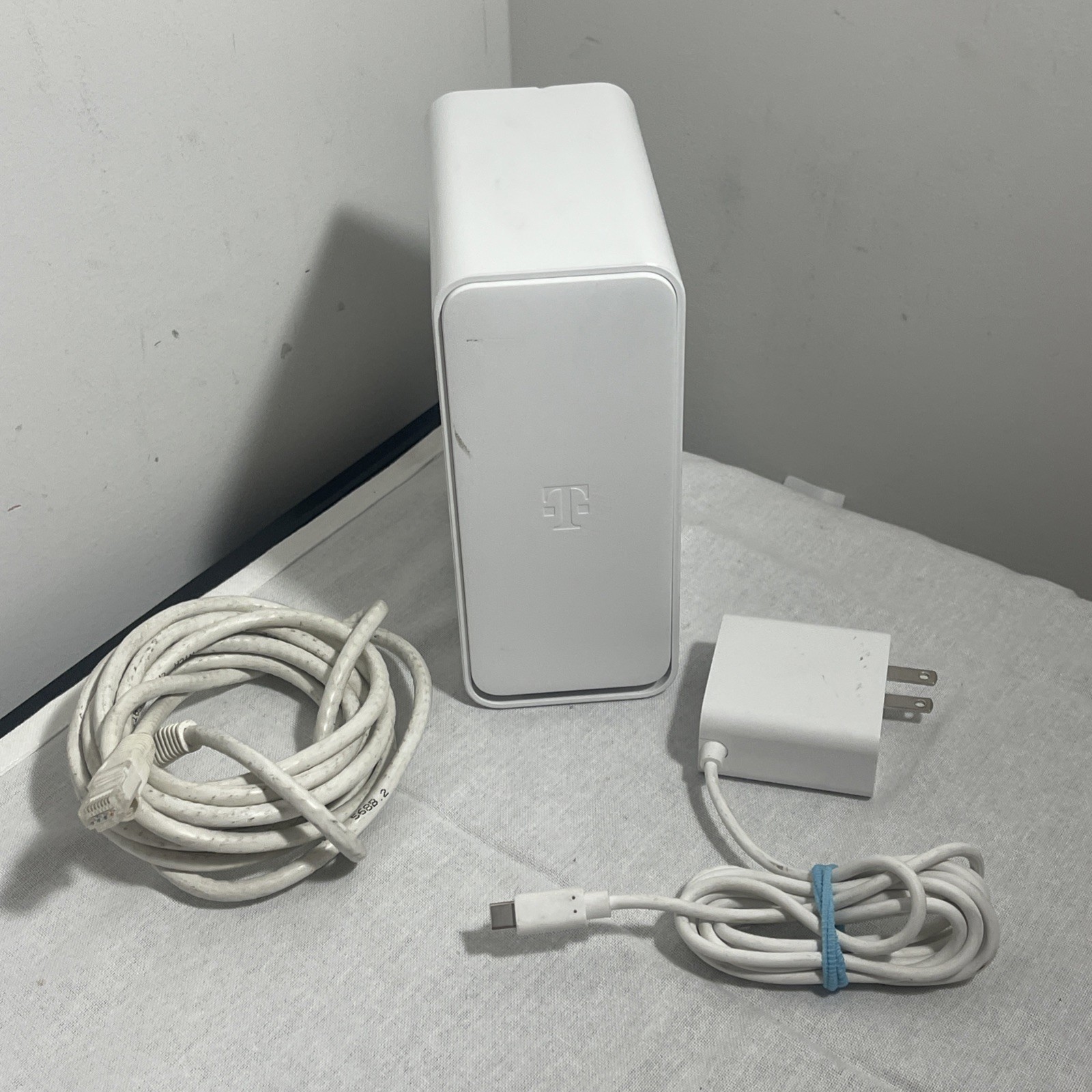 T-mobile Internet Wi-Fi Extender Mesh  V2 P/N: FZET08214000J Used Excellent