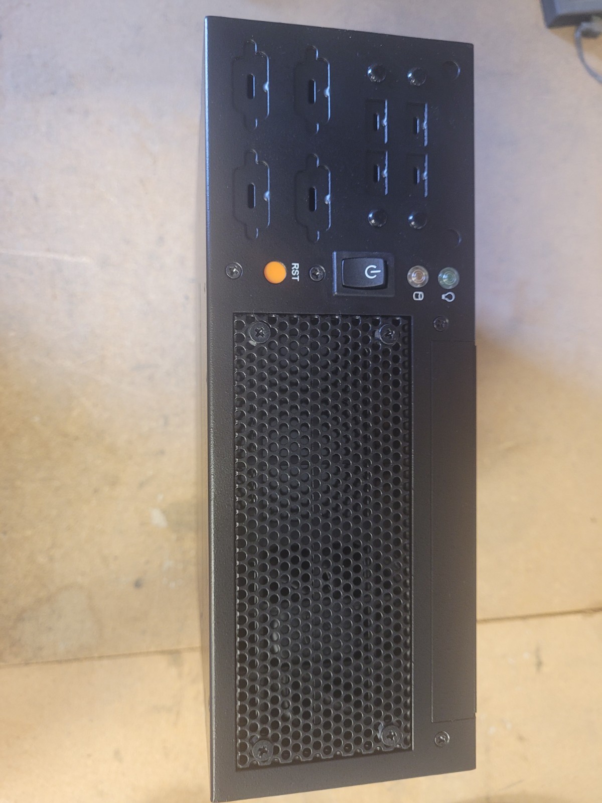 Advantech AIMB-B2000-00YE Wallmount Chassis Computer