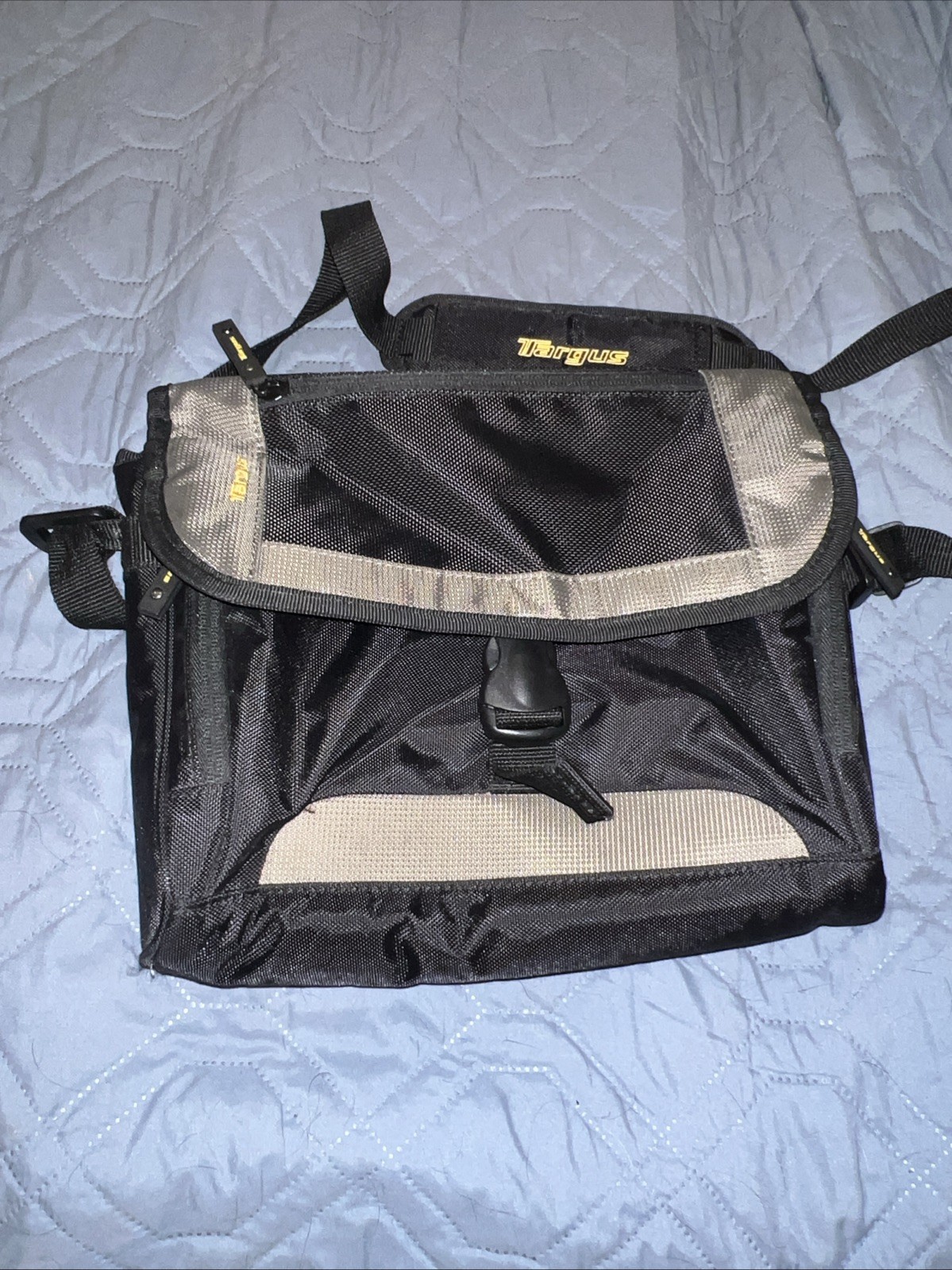 Targus Citygear Small Messenger Travel Bag Tablet iPad Kindle eReader EUC
