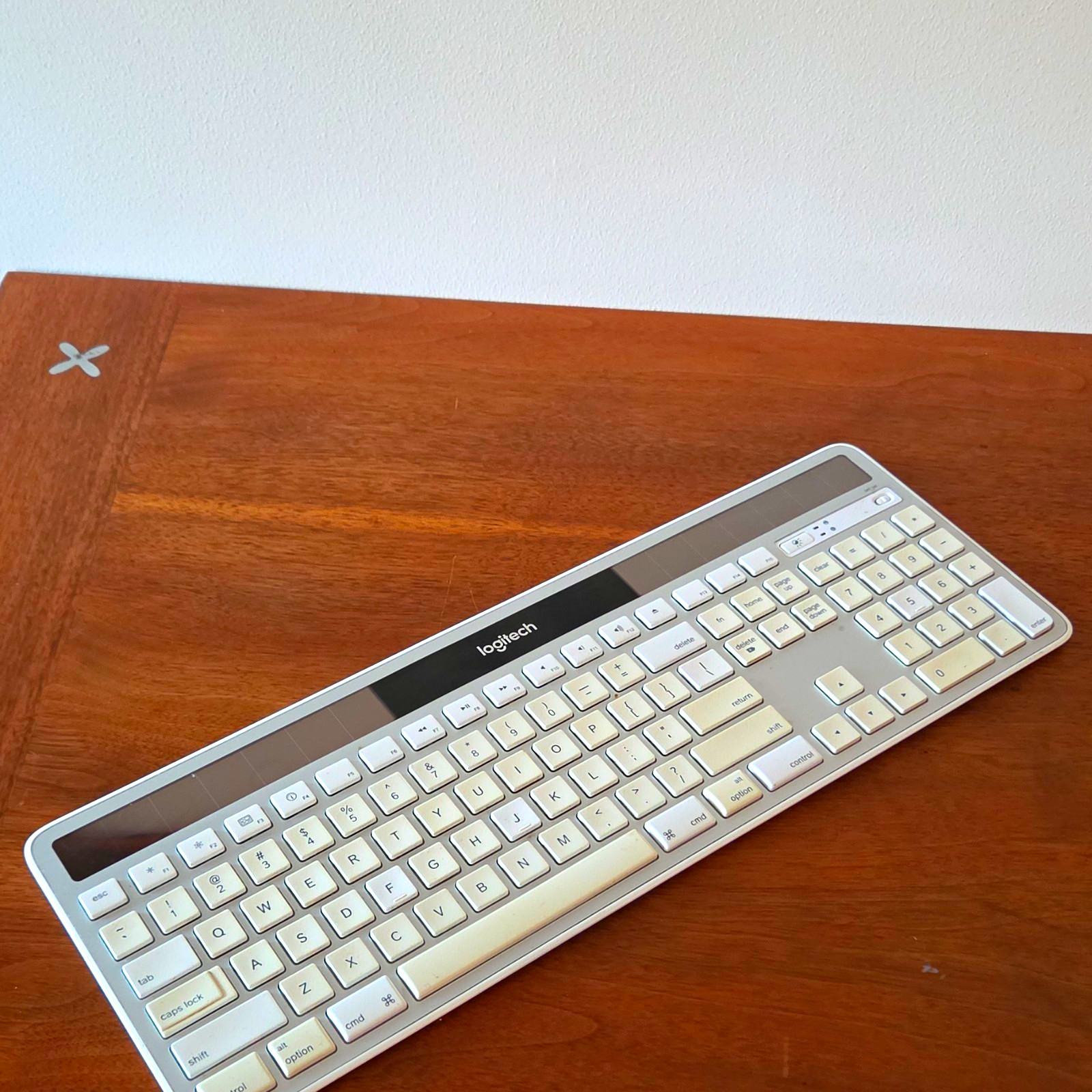 Logitech K750 Wireless Keyboard White/Silver English QWERTY Multimedia MPN