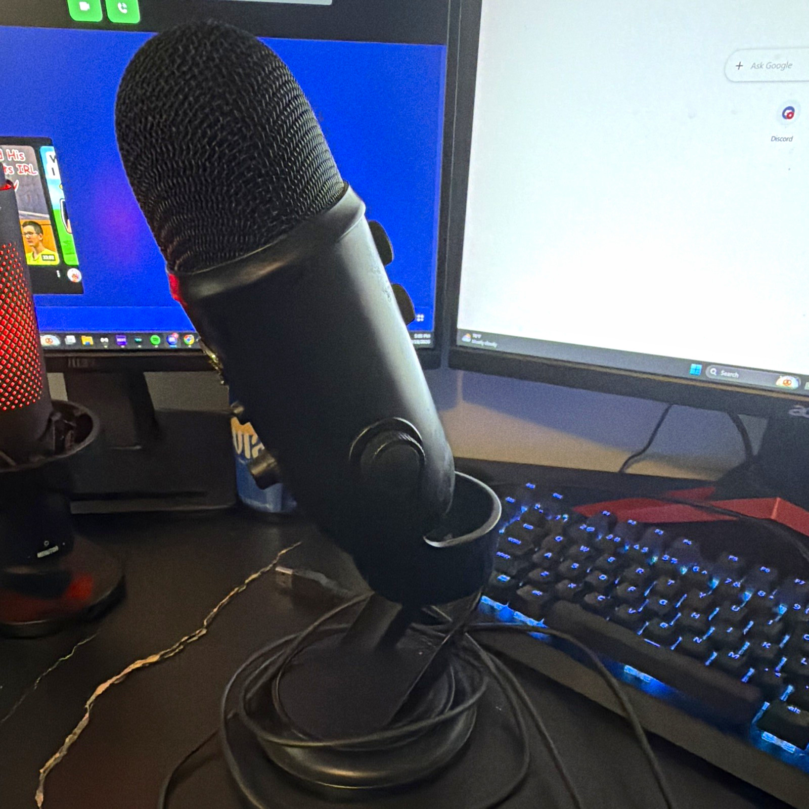 Blue Yeti Black USB Condenser Microphone Cardioid w/ Stand, Headphone Jack
